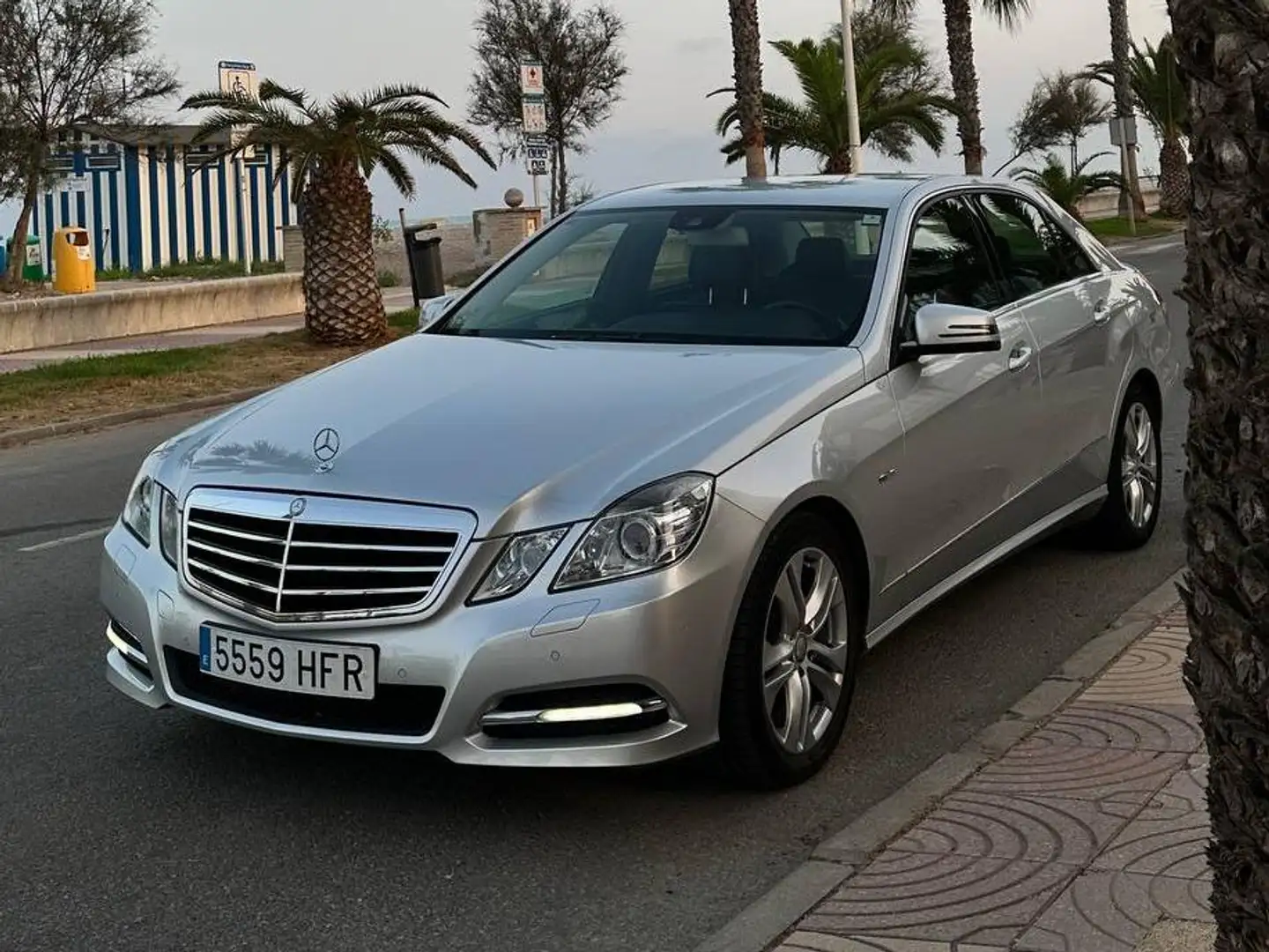 Mercedes-Benz E 220 E 220CDI BE Aut. Plateado - 1