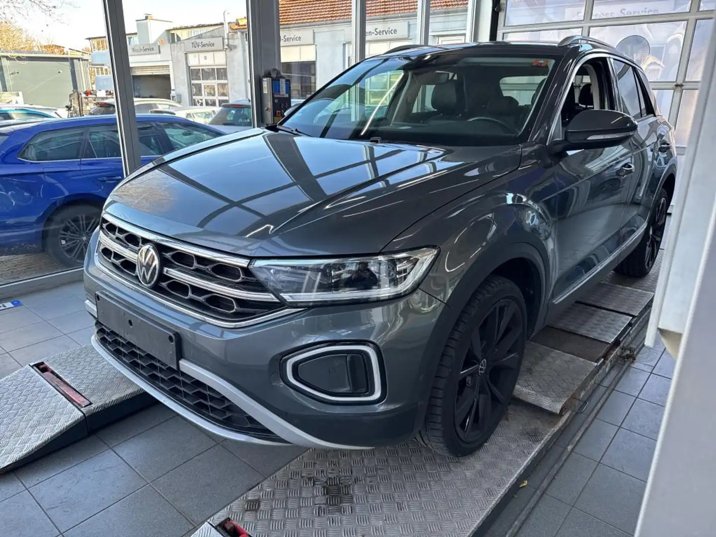 Volkswagen T-Roc Style 1.5 TSI DSG NAVI LEDER AHK KAMERA IQ LIGHT ACC ALU APS SITZHEIZUNG CLIMATRONIC Grau - 1