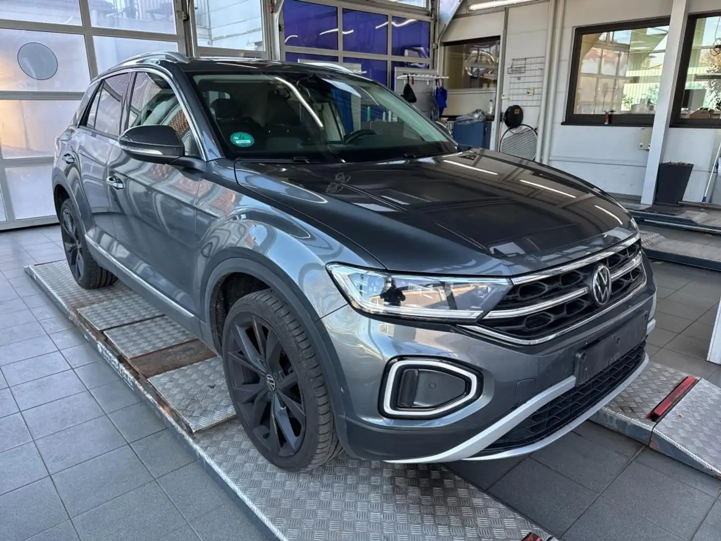 Volkswagen T-Roc Style 1.5 TSI DSG NAVI LEDER AHK KAMERA IQ LIGHT ACC ALU APS SITZHEIZUNG CLIMATRONIC Grau - 2