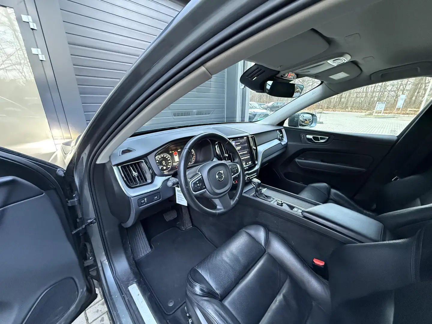 Volvo XC60 2.0 T5 Momentum Grau - 2