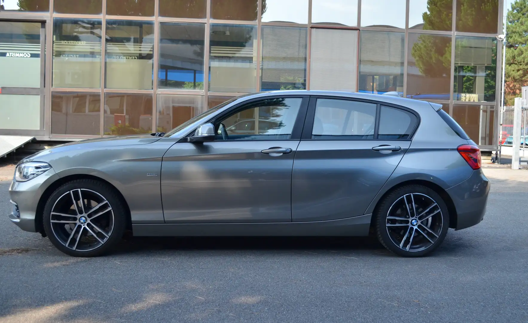 BMW 120 120i Urban 5p auto PELLE Grigio - 2