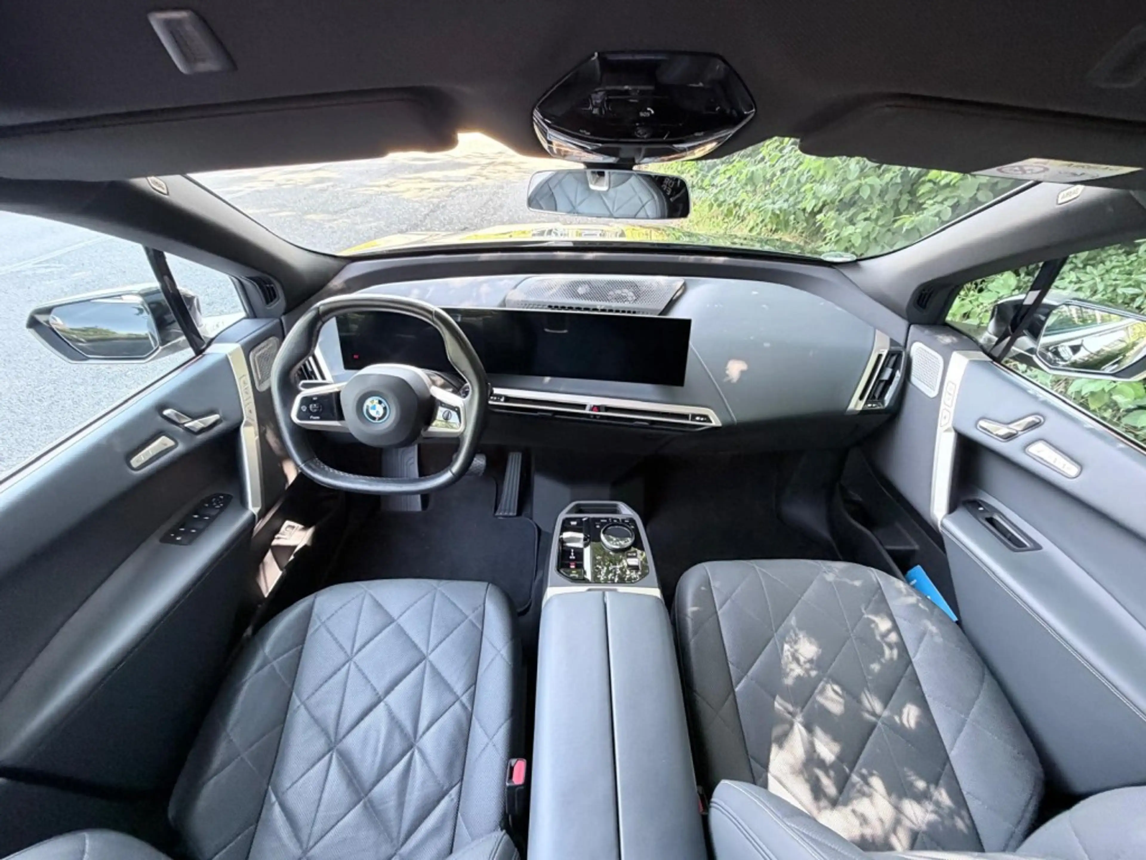 BMW iX M60 B&W Soft Close AHK Aktivlenk Pano Repair — photo 9