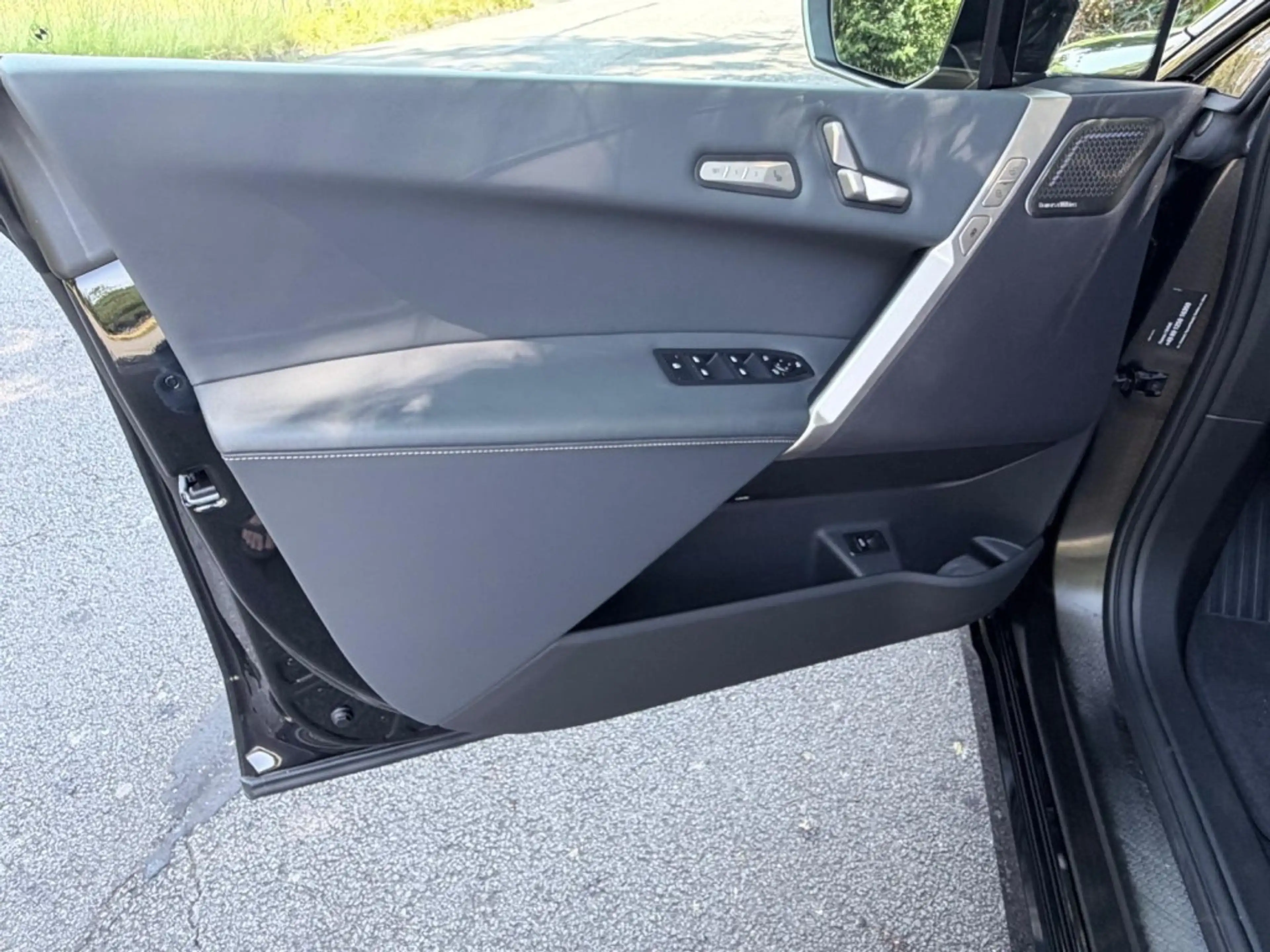 BMW iX M60 B&W Soft Close AHK Aktivlenk Pano Repair — photo 12