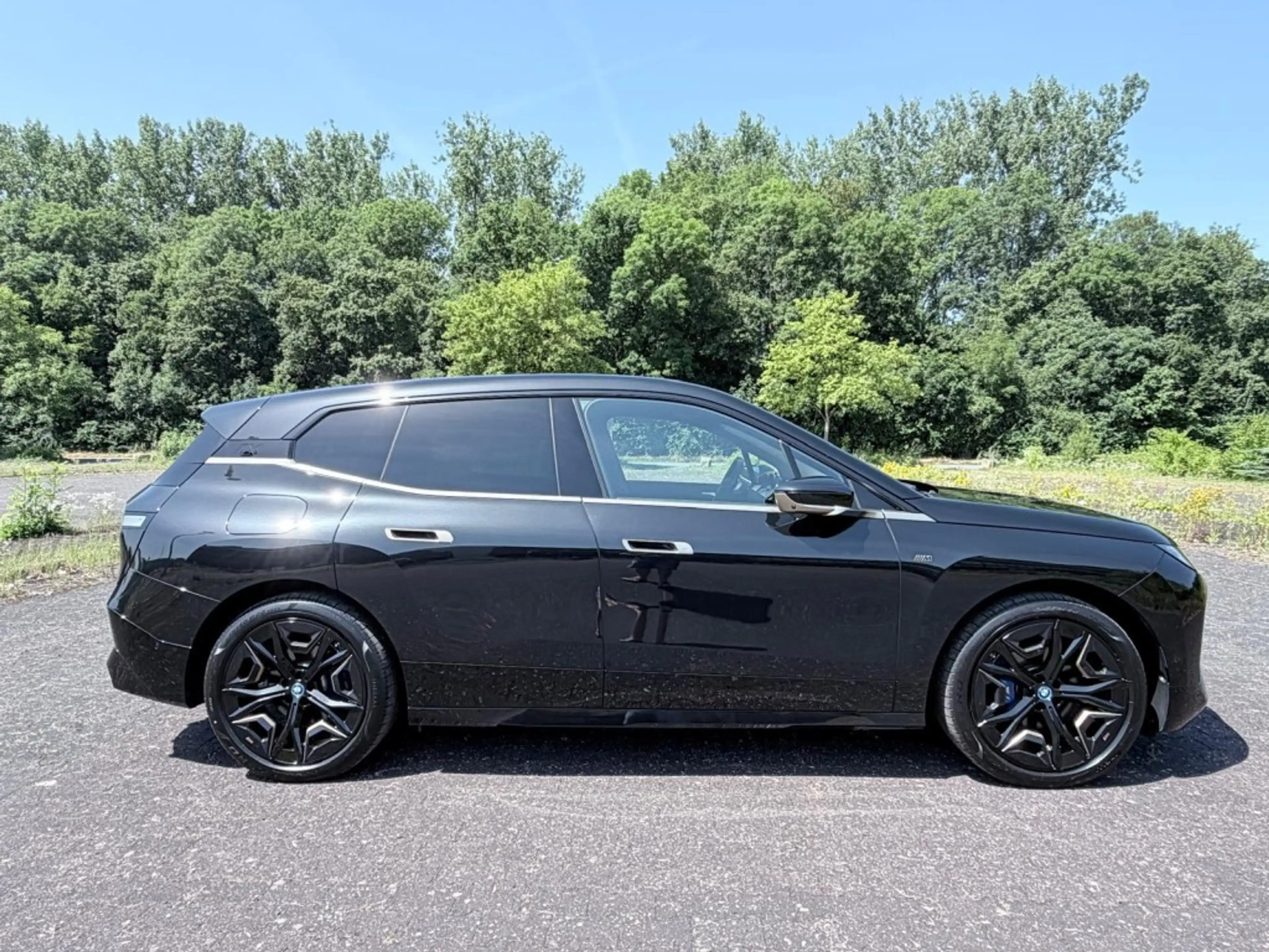 BMW iX M60 B&W Soft Close AHK Aktivlenk Pano Repair — photo 3