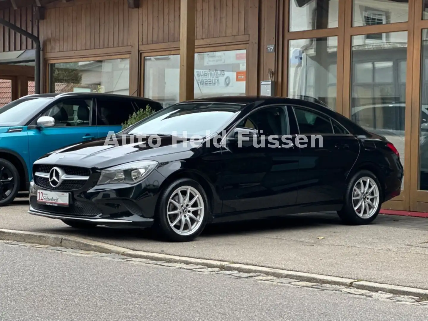 Mercedes-Benz CLA 220 d Aut Navi Kam Temp DynamicSel. Schwarz - 2