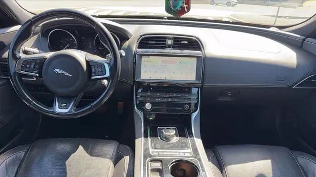 Jaguar Xe view 11