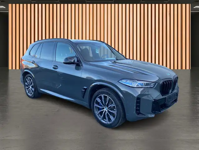 BMW X5 M view 12