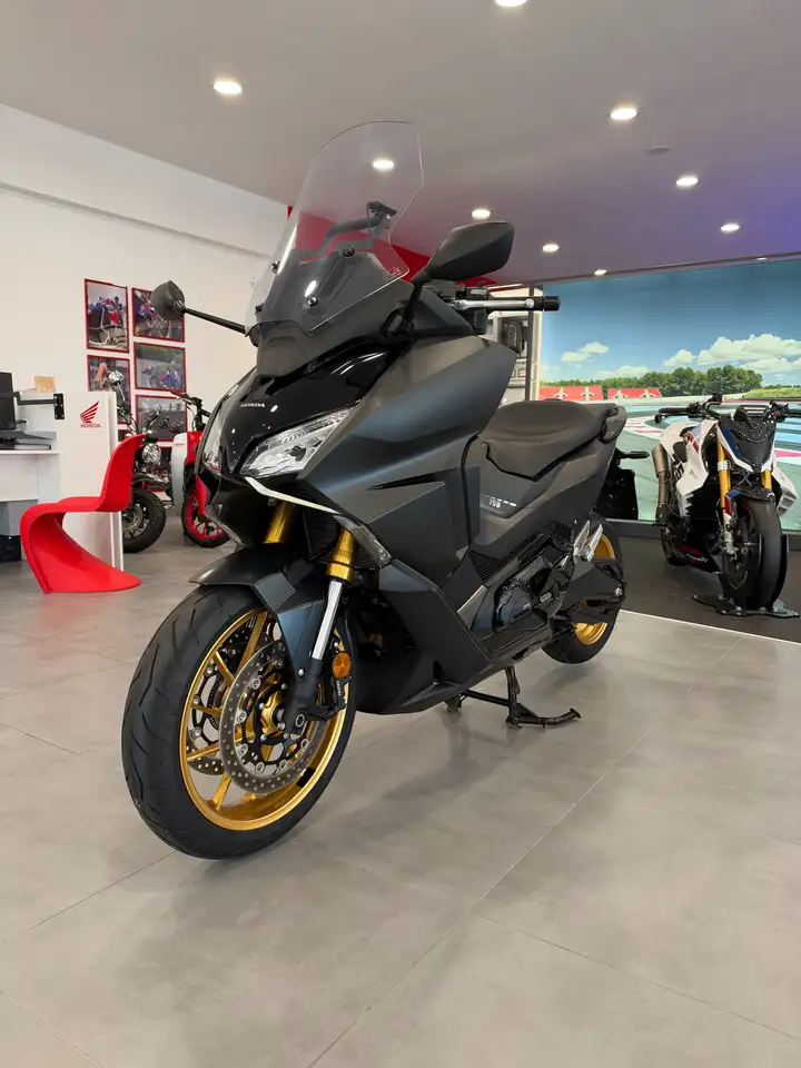Honda Forza 750