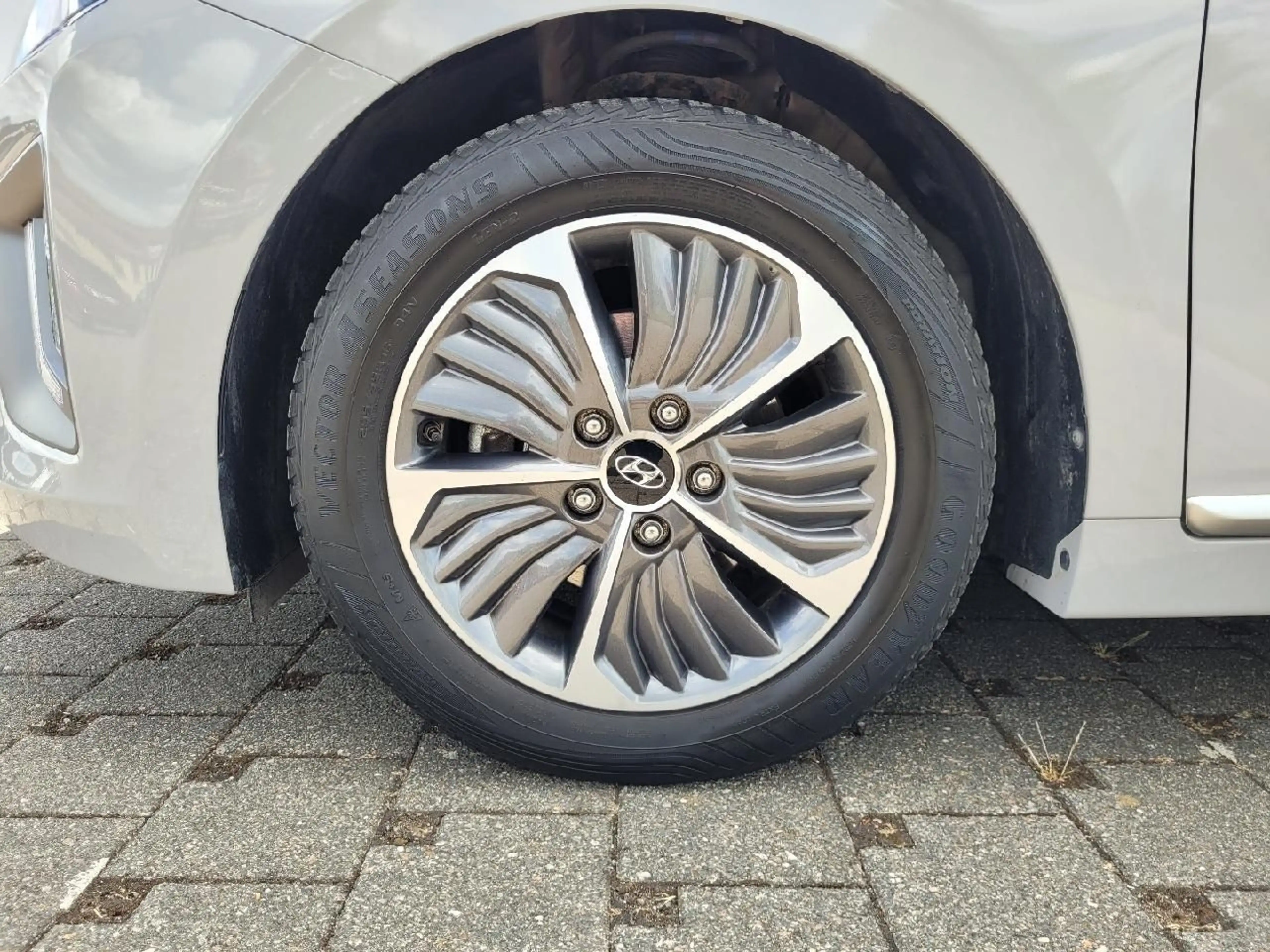 Hyundai IONIQ Ioniq Prime Plug-In Hybrid — photo 11