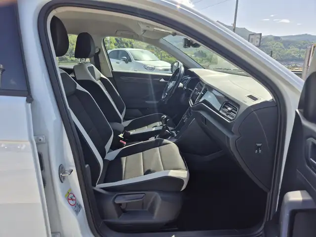 Volkswagen T-Roc view 9
