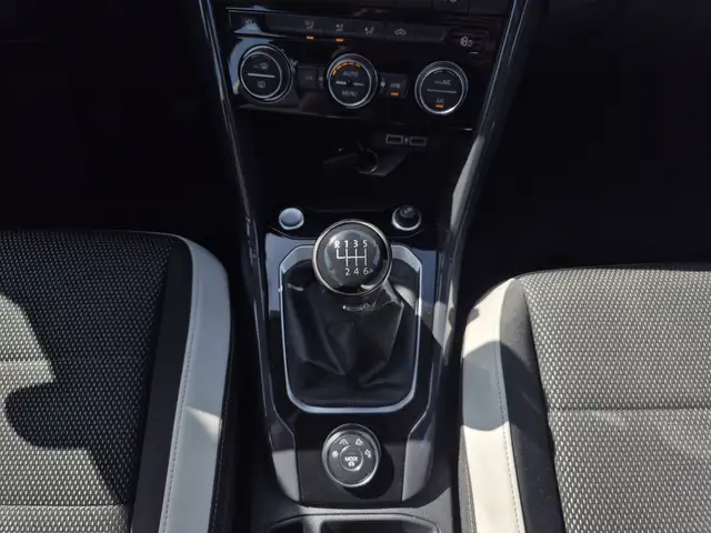 Volkswagen T-Roc view 10