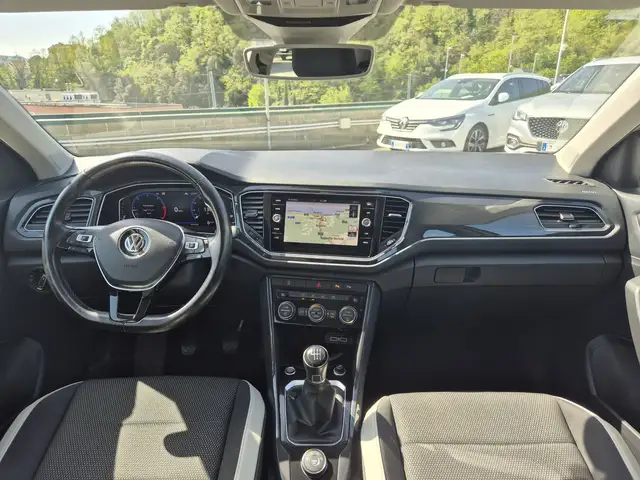 Volkswagen T-Roc view 8