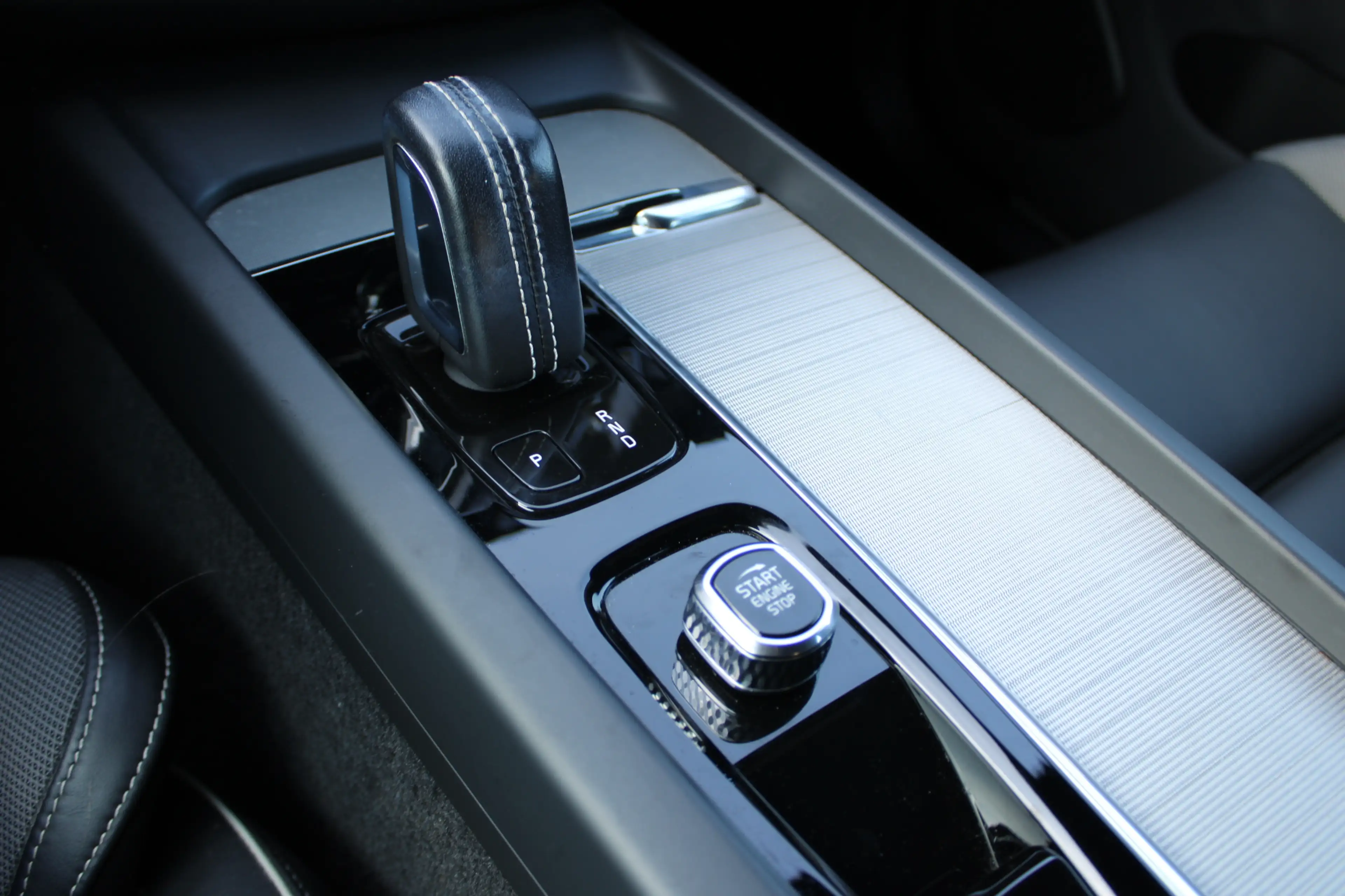 Volvo XC60 2.0 T8 Plug-in hybrid AWD Inscription | Panoramada — photo 28