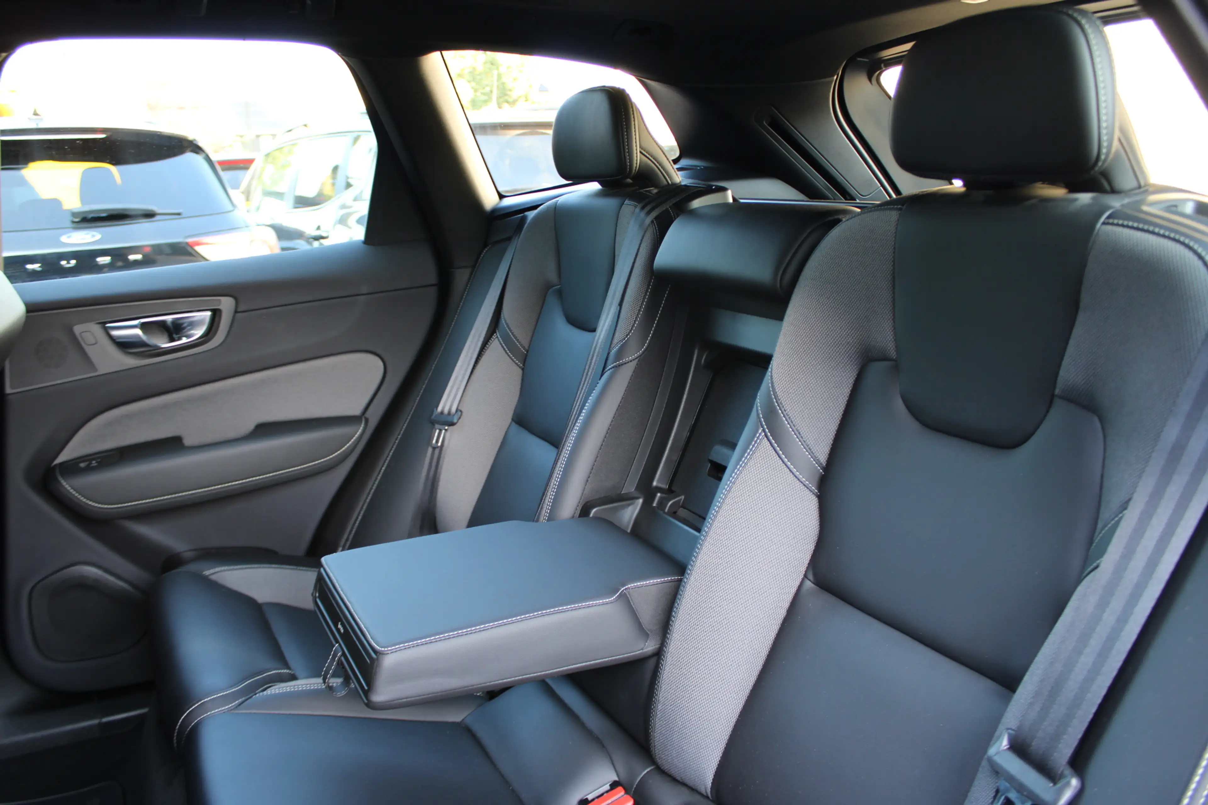 Volvo XC60 2.0 T8 Plug-in hybrid AWD Inscription | Panoramada — photo 35