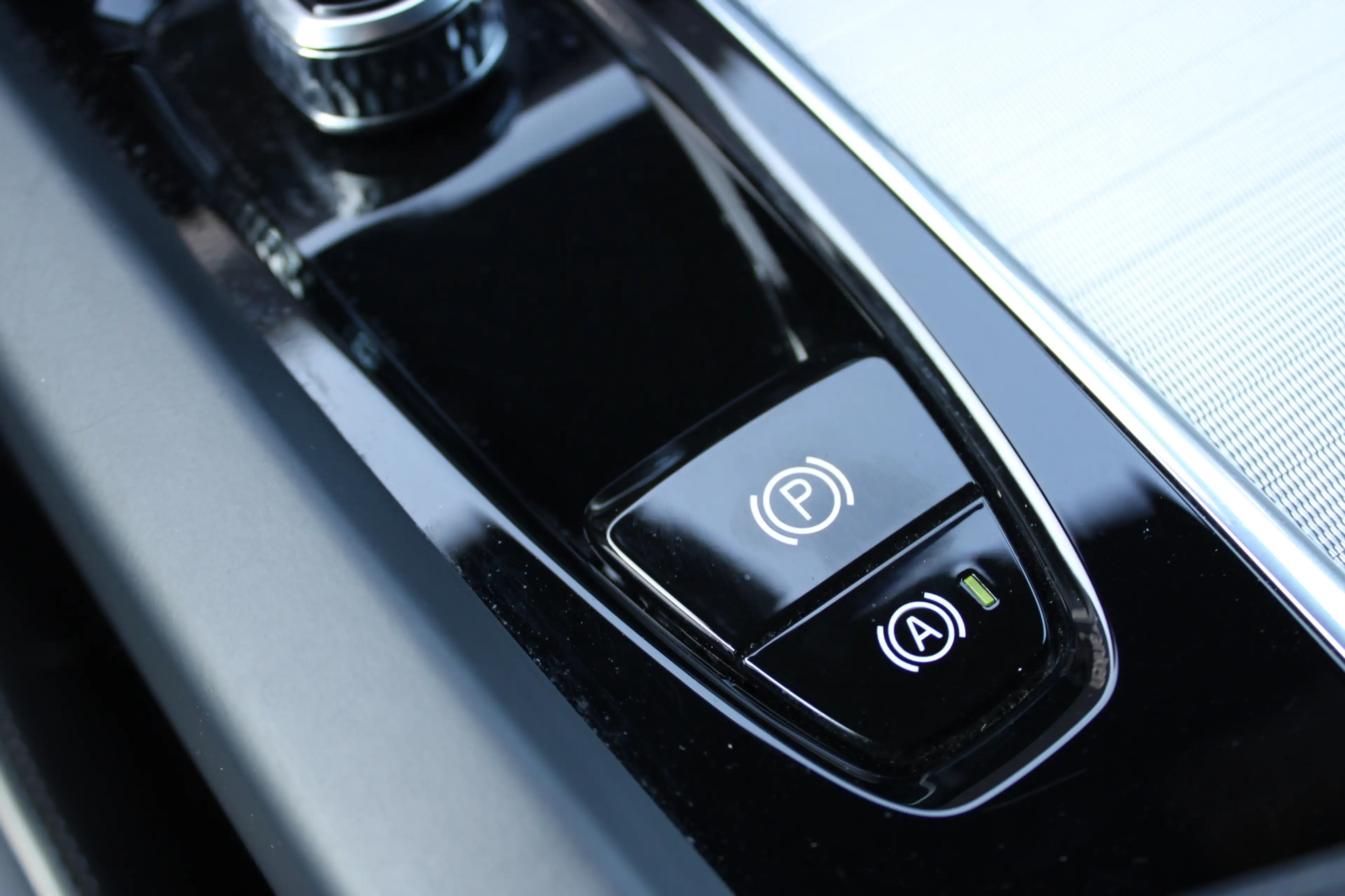 Volvo XC60 2.0 T8 Plug-in hybrid AWD Inscription | Panoramada — photo 33