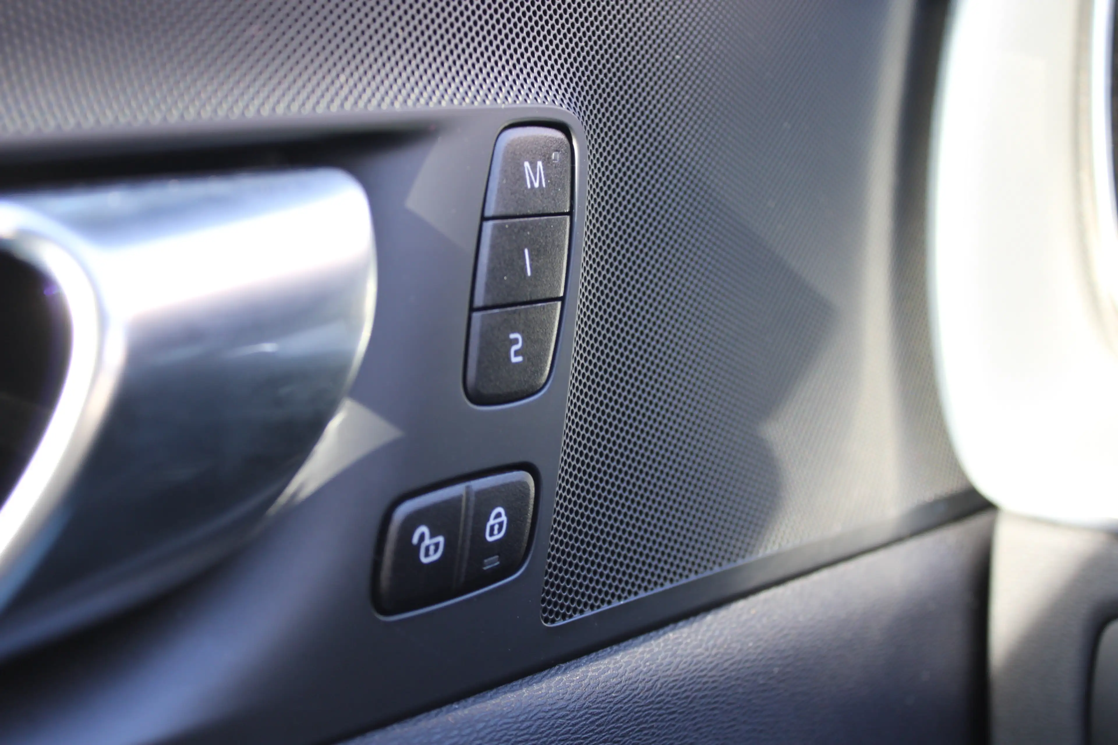 Volvo XC60 2.0 T8 Plug-in hybrid AWD Inscription | Panoramada — photo 17