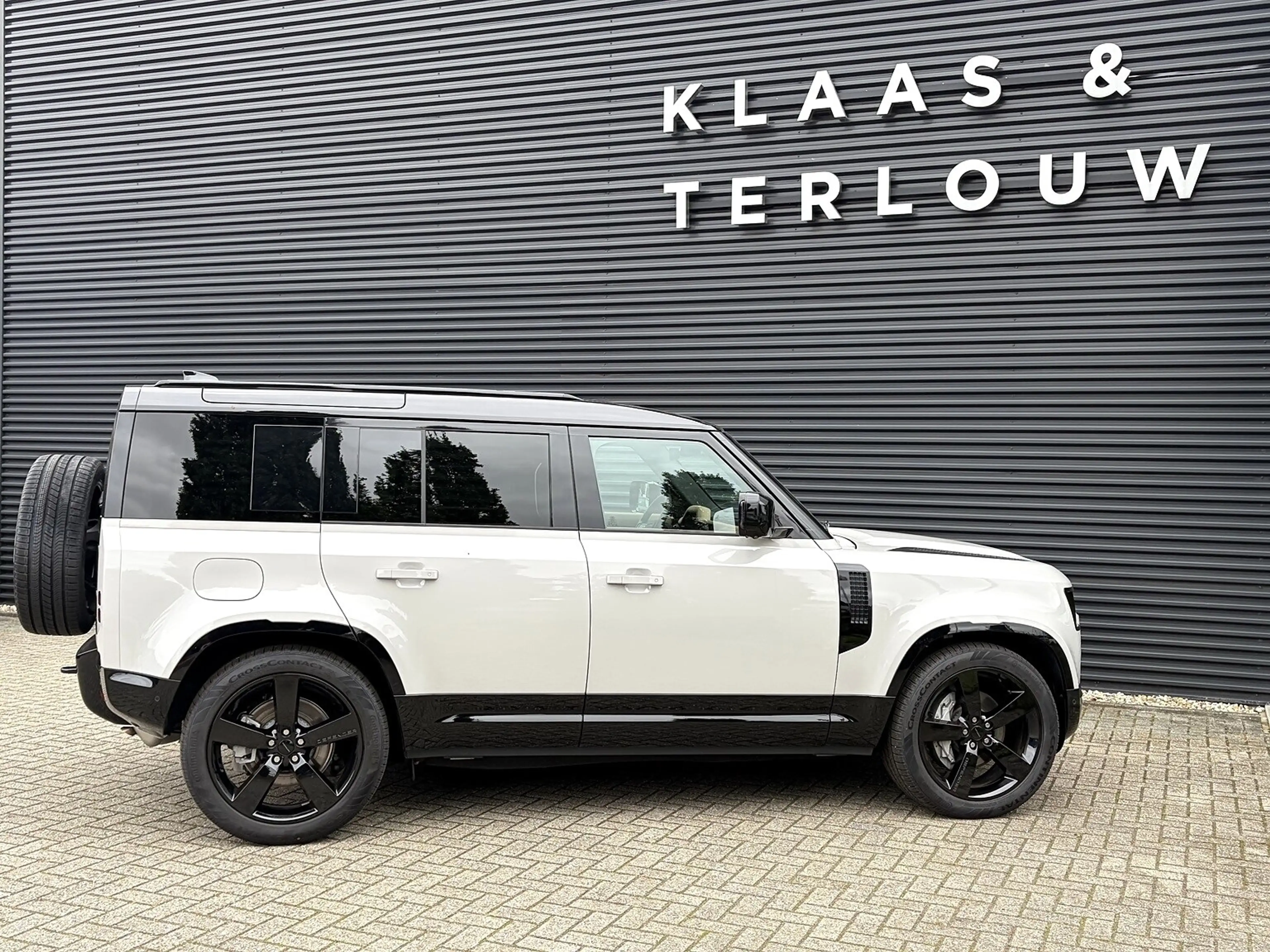Land Rover Defender 110 2.0 P300e X-Dynamic HSE | NP € 121.511,- | Bla — photo 4