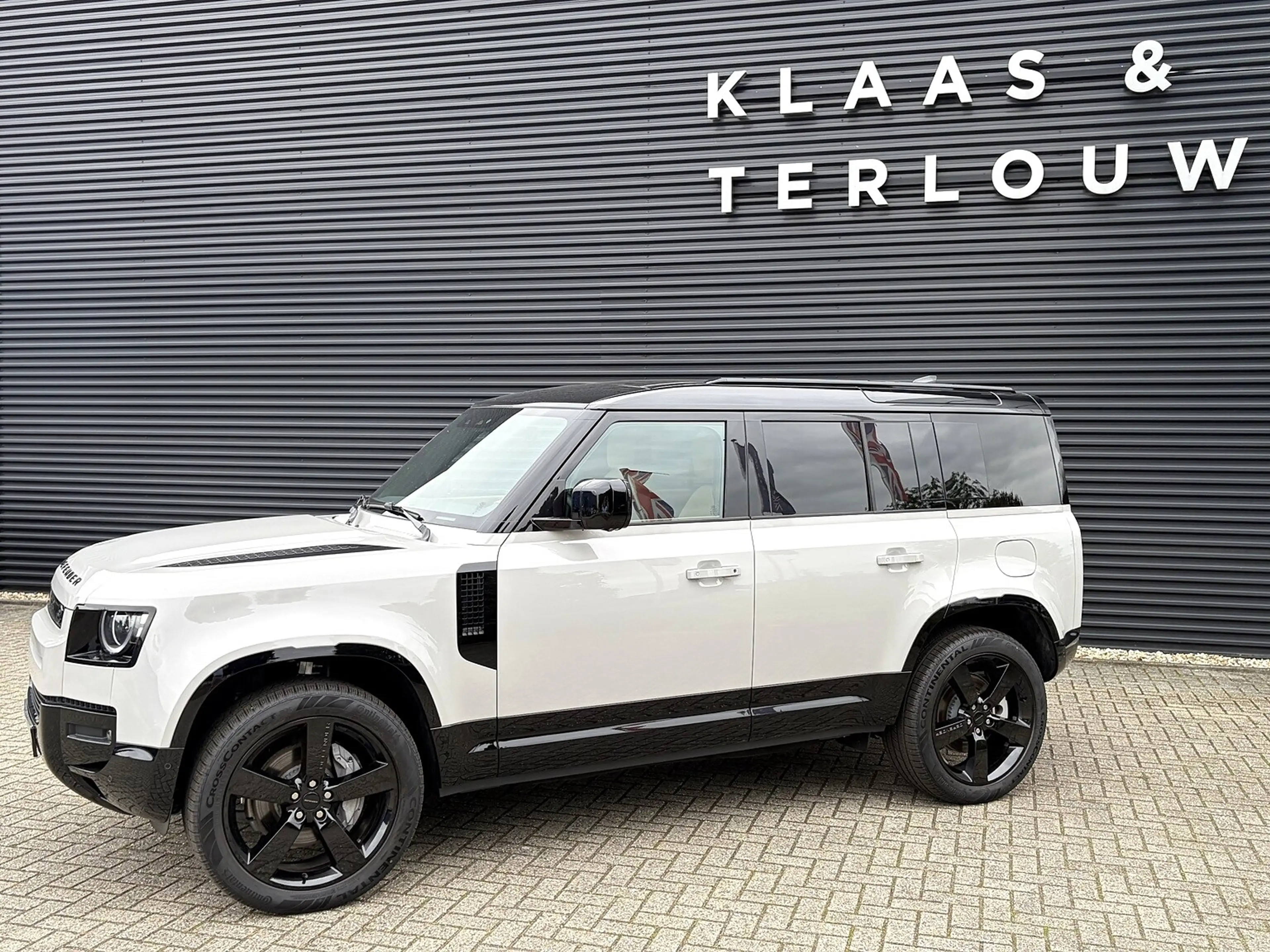 Land Rover Defender 110 2.0 P300e X-Dynamic HSE | NP € 121.511,- | Bla — photo 11