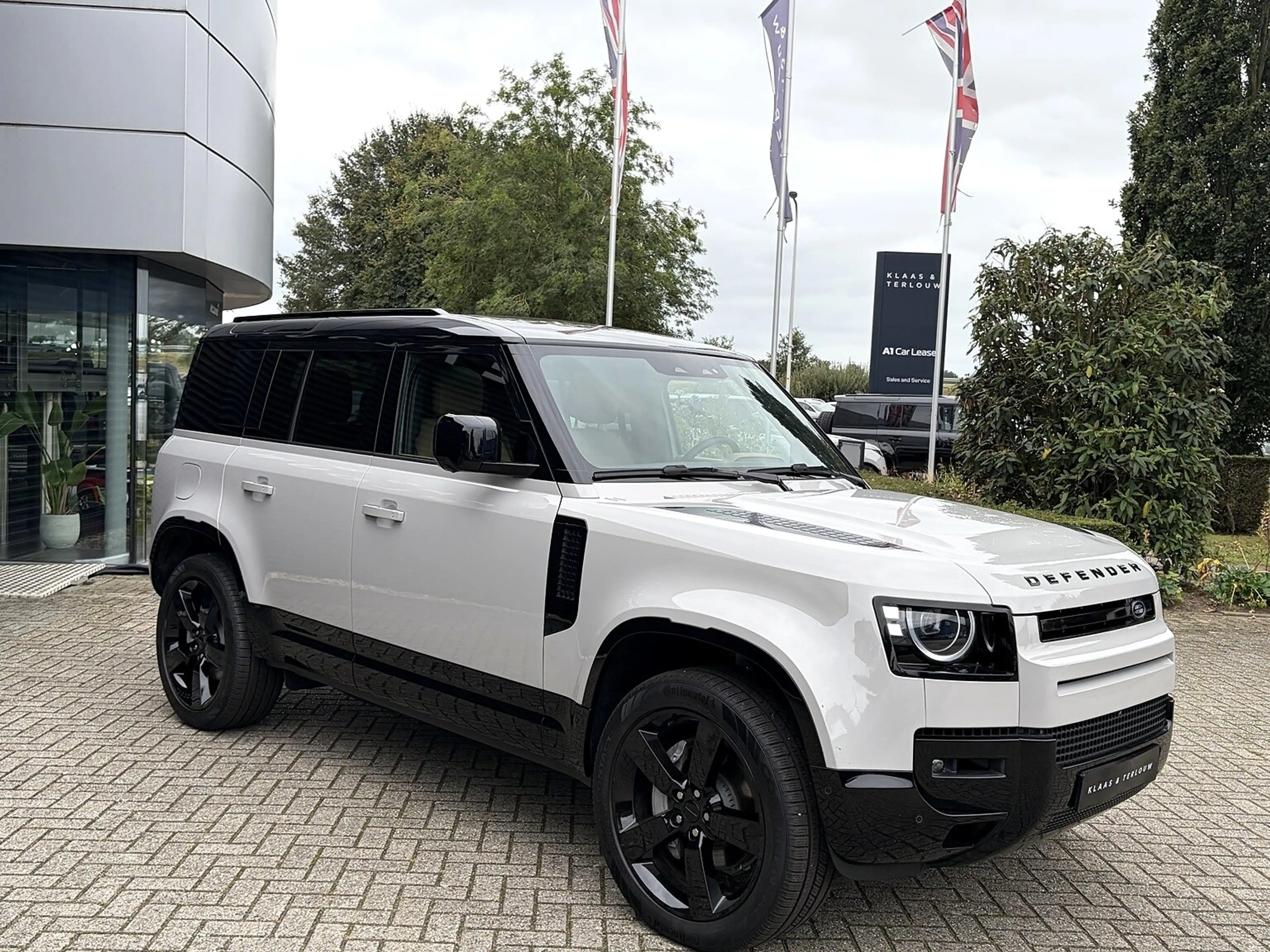 Land Rover Defender 110 2.0 P300e X-Dynamic HSE | NP € 121.511,- | Bla — photo 12