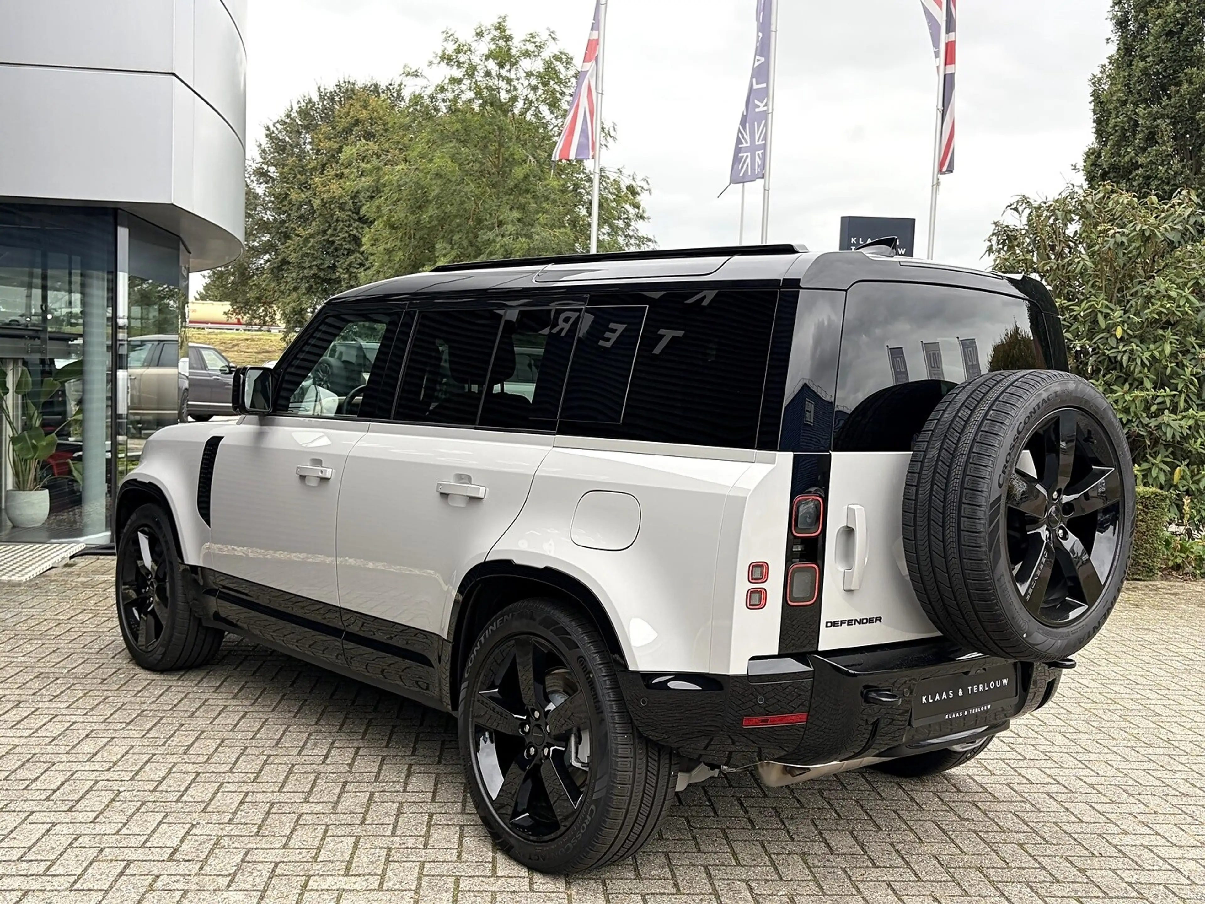 Land Rover Defender 110 2.0 P300e X-Dynamic HSE | NP € 121.511,- | Bla — photo 6