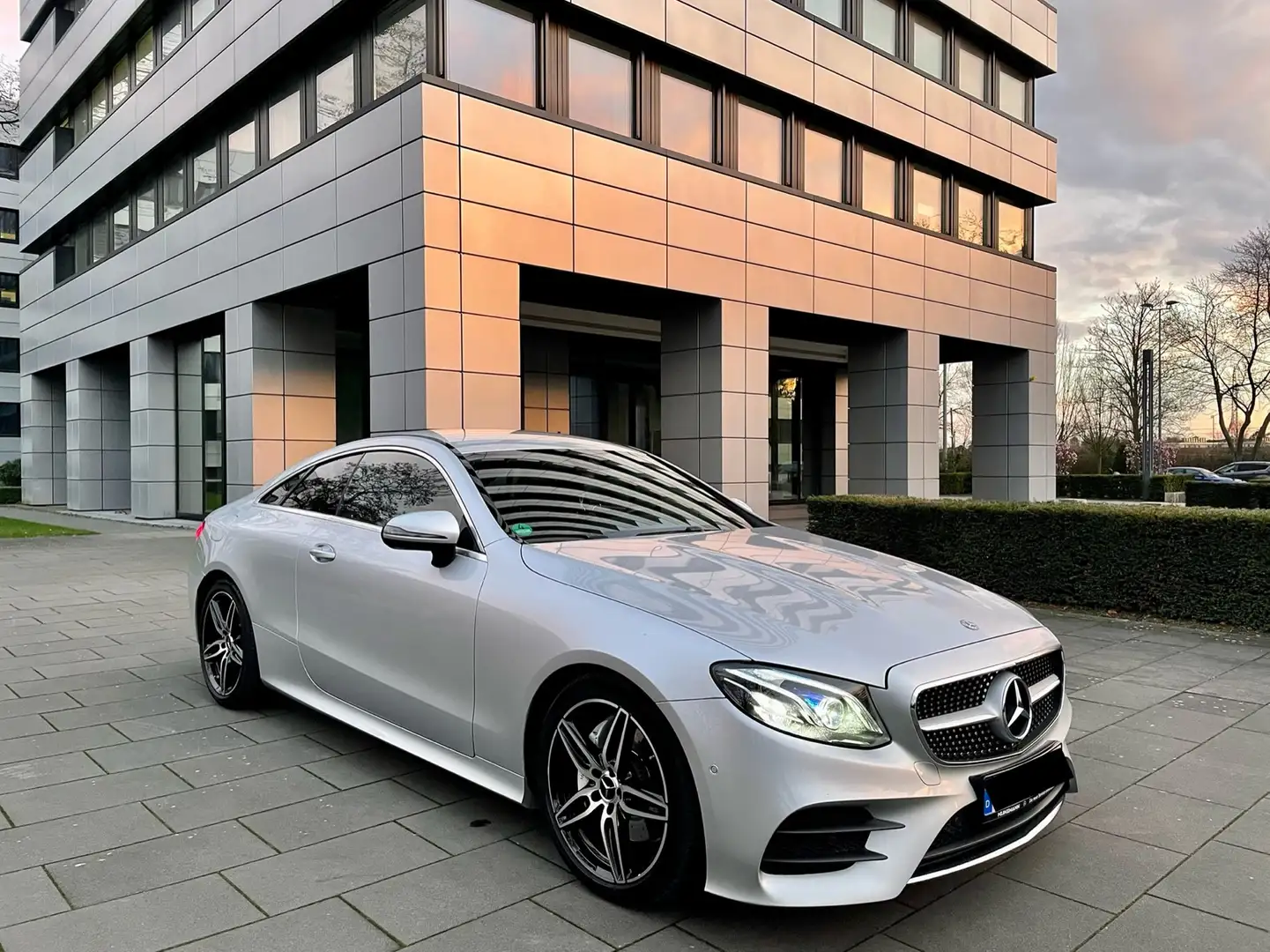 Mercedes-Benz E 220 d Coupe 9G-TRONIC AMG Line Silber - 1