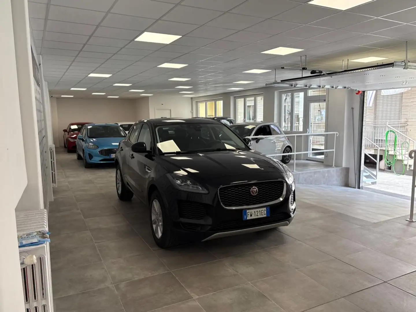 Jaguar E-Pace 2.0D 150 CV AWD aut. Zwart - 2