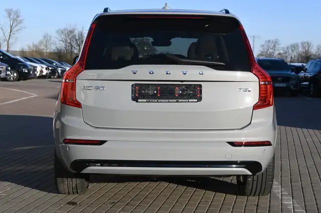 Volvo XC90 view 5