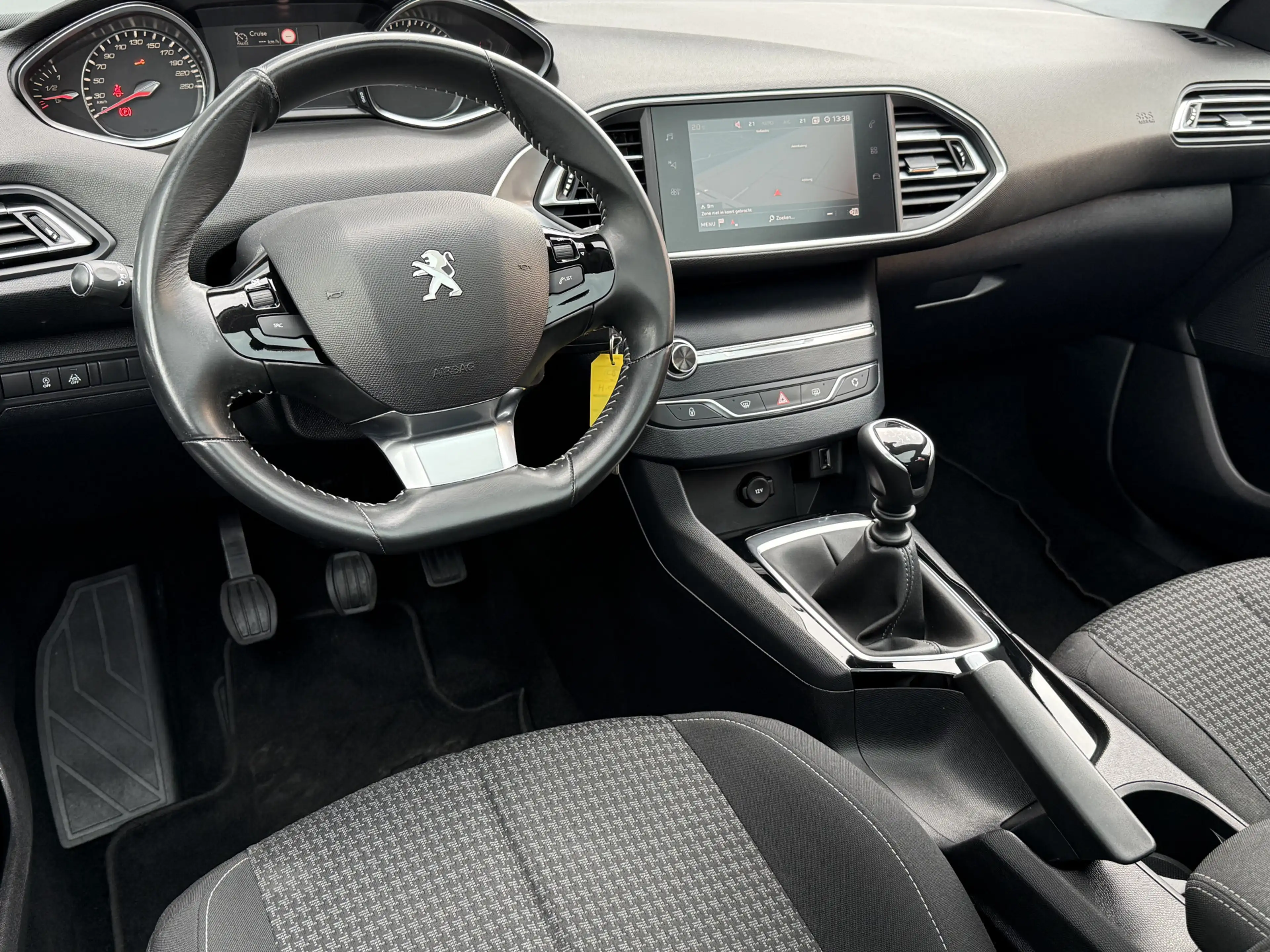 Peugeot 308 BWJ 2021 1.2 PureTech 111 PK Blue Lease Executive — photo 6