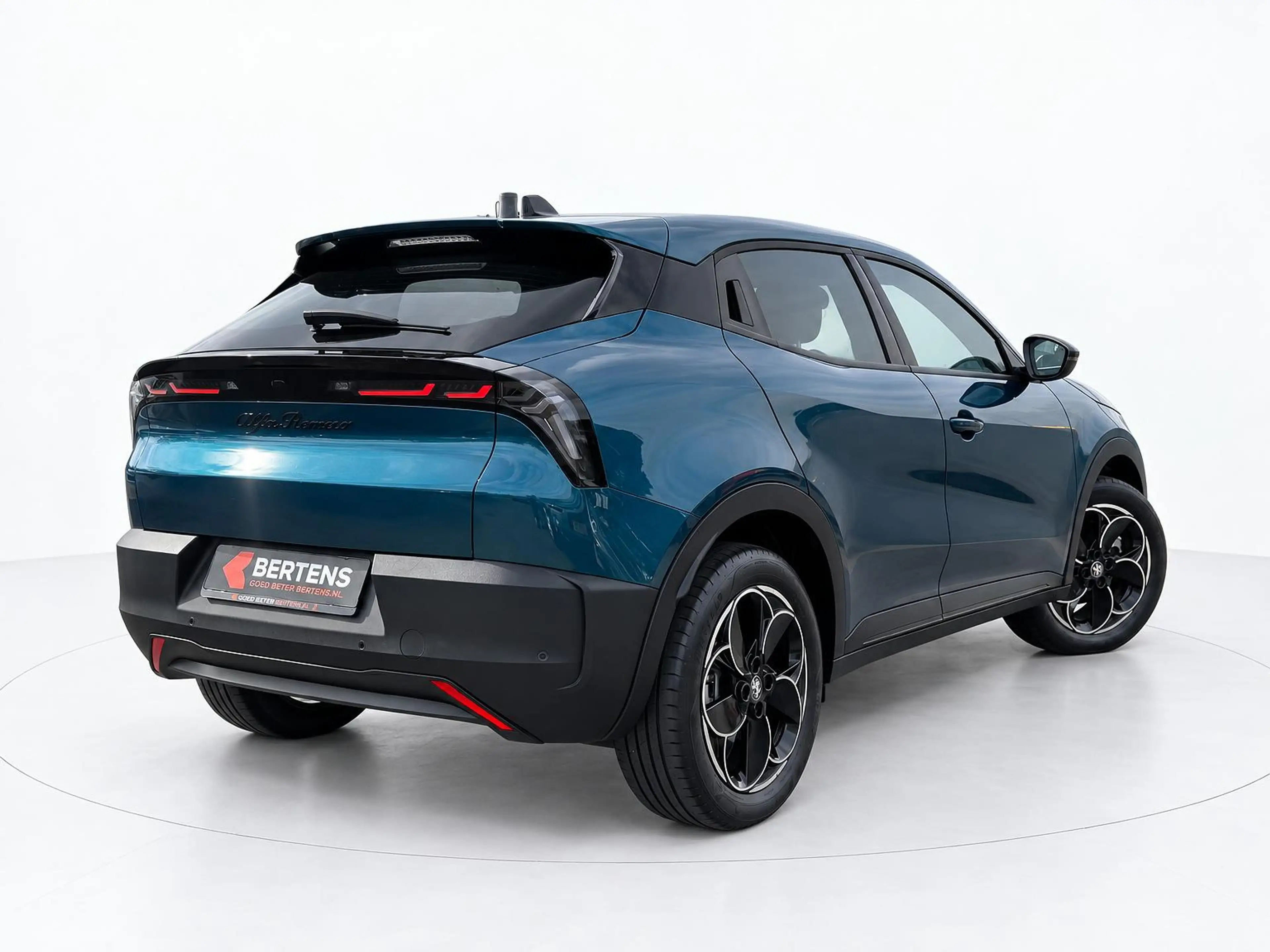 Alfa Romeo Junior Elettrica 54 kWh | 1 fase | Accu 98% | 18 inch | P — photo 2