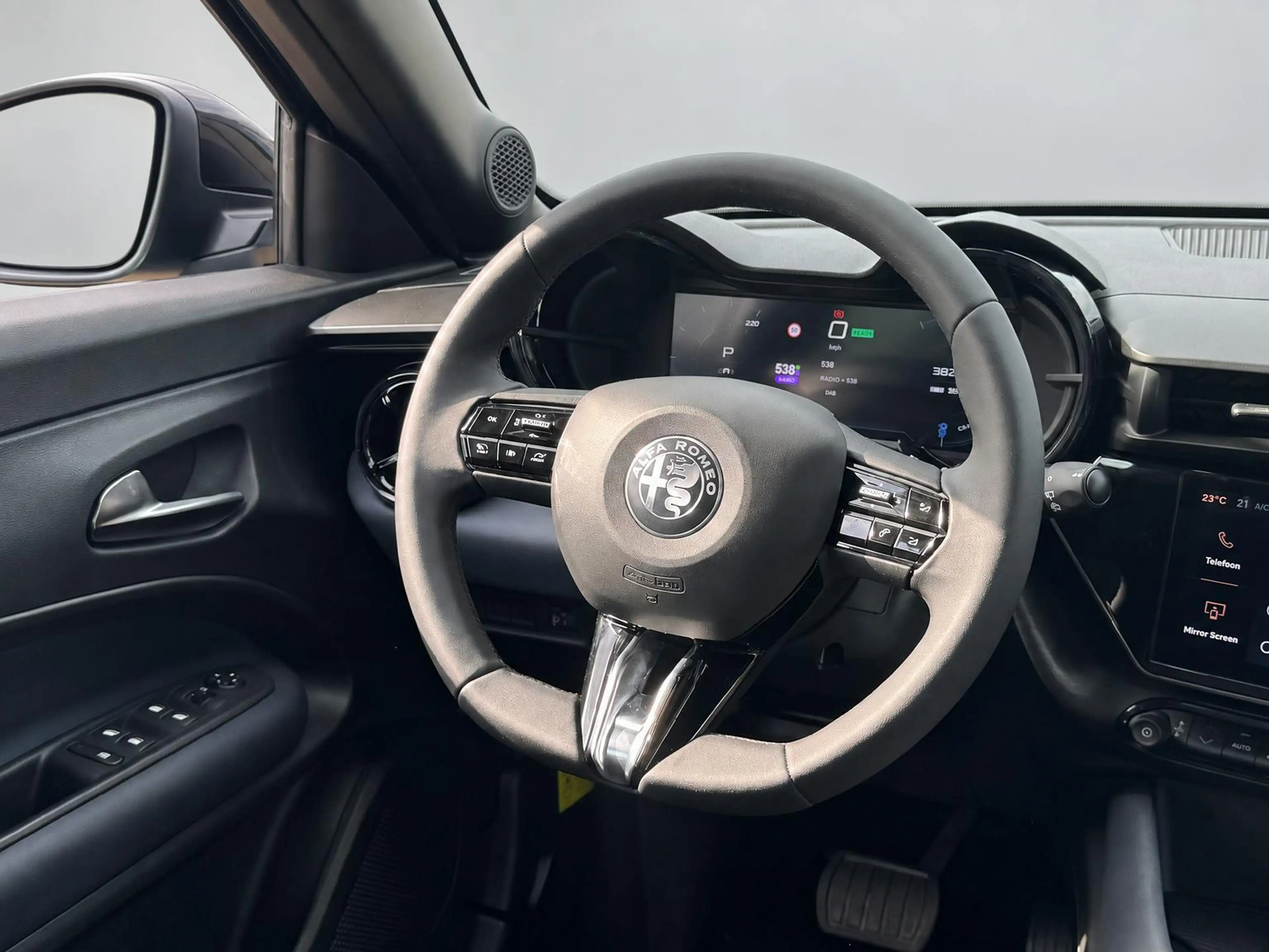 Alfa Romeo Junior Elettrica 54 kWh | 1 fase | Accu 98% | 18 inch | P — photo 7