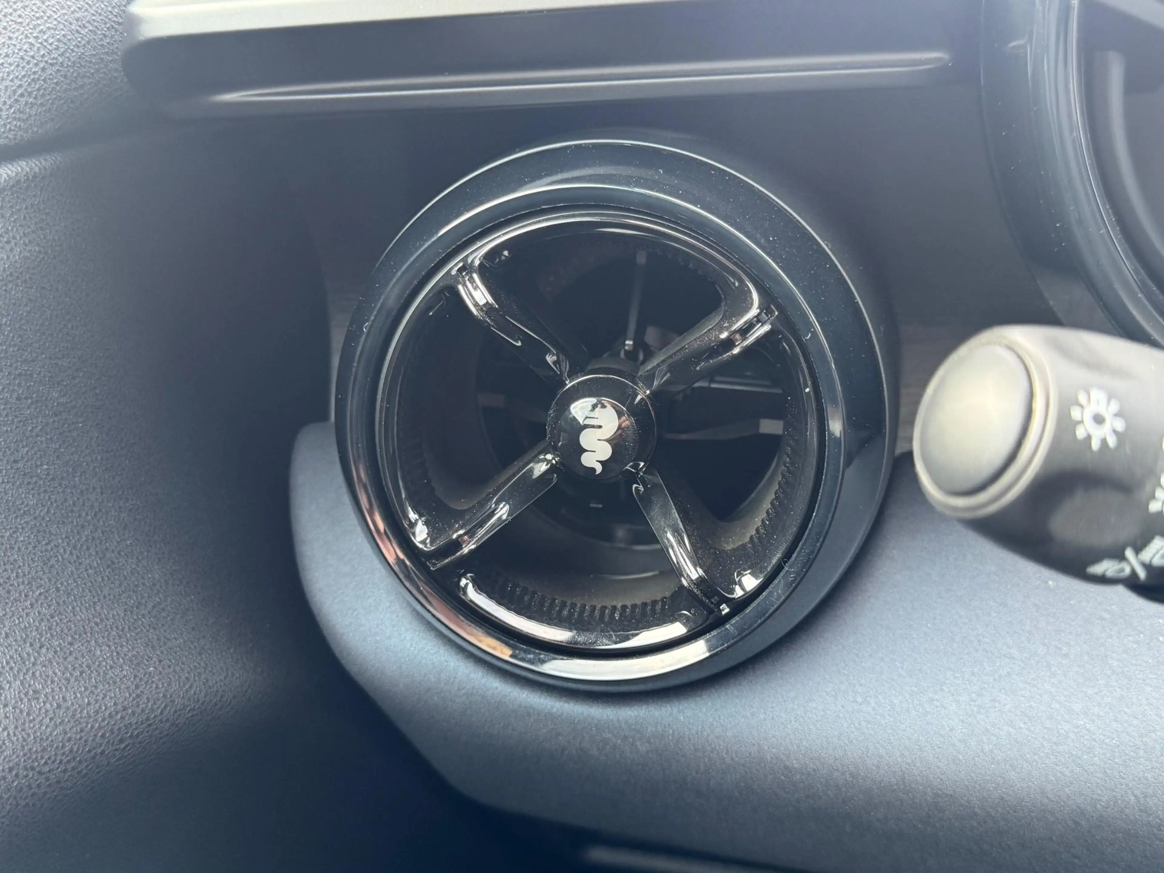 Alfa Romeo Junior Elettrica 54 kWh | 1 fase | Accu 98% | 18 inch | P — photo 20
