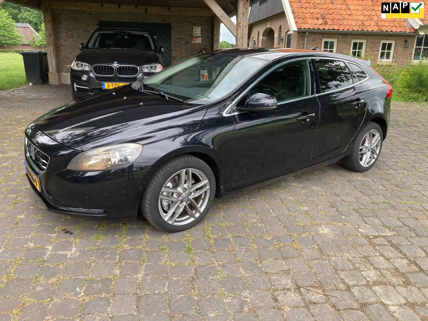 Volvo V40 2.0 D3 Momentum Zwart - 1
