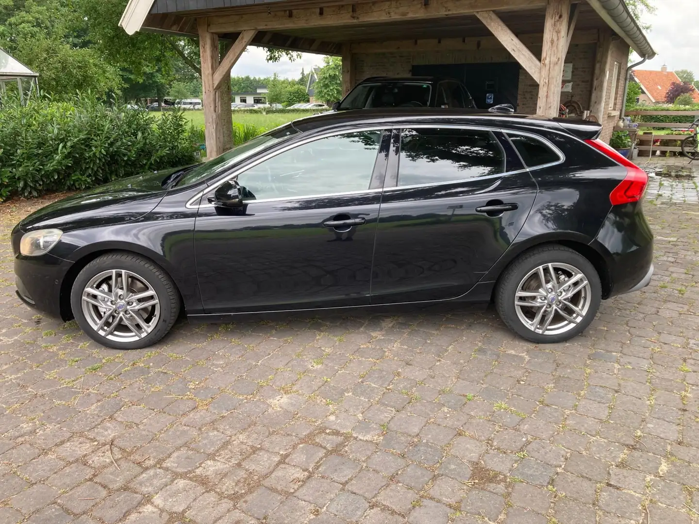 Volvo V40 2.0 D3 Momentum Zwart - 2