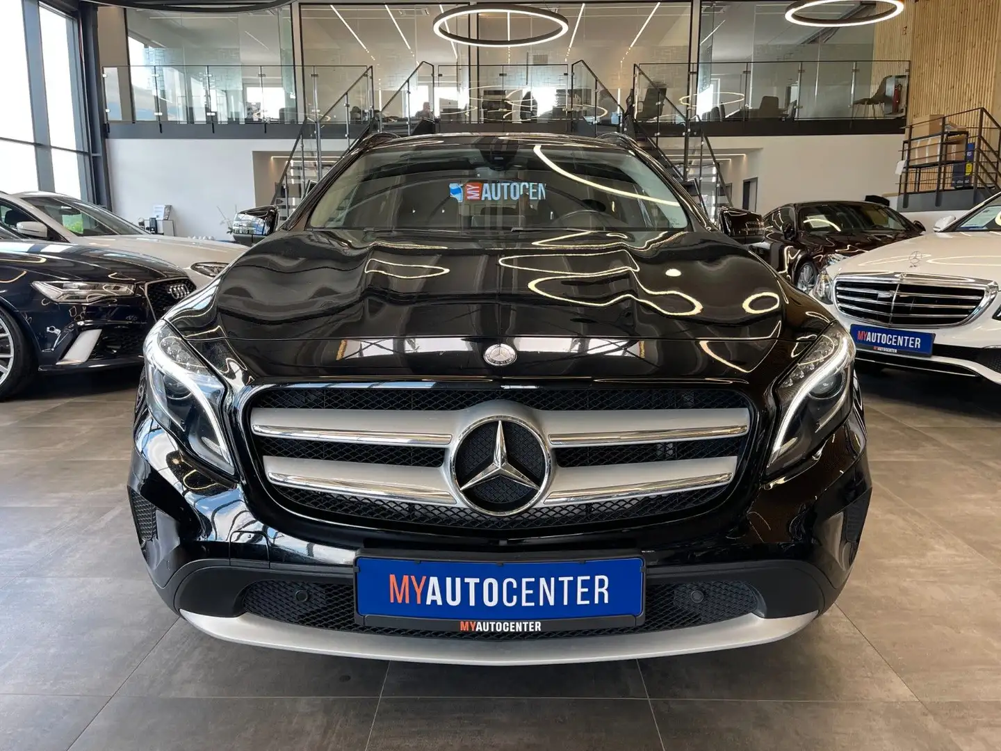 Mercedes-Benz GLA 200 7G-DCT Style *NAVI*XENON*SHZ*TEMPOMAT* Schwarz - 2