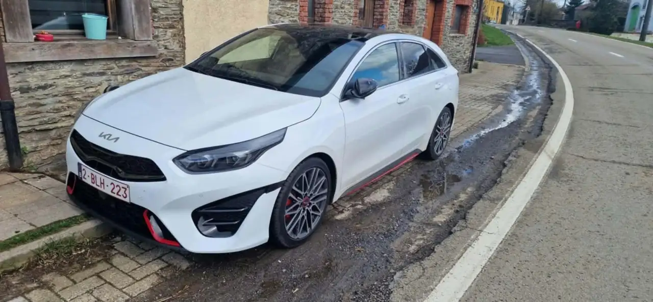 Kia Procee'd