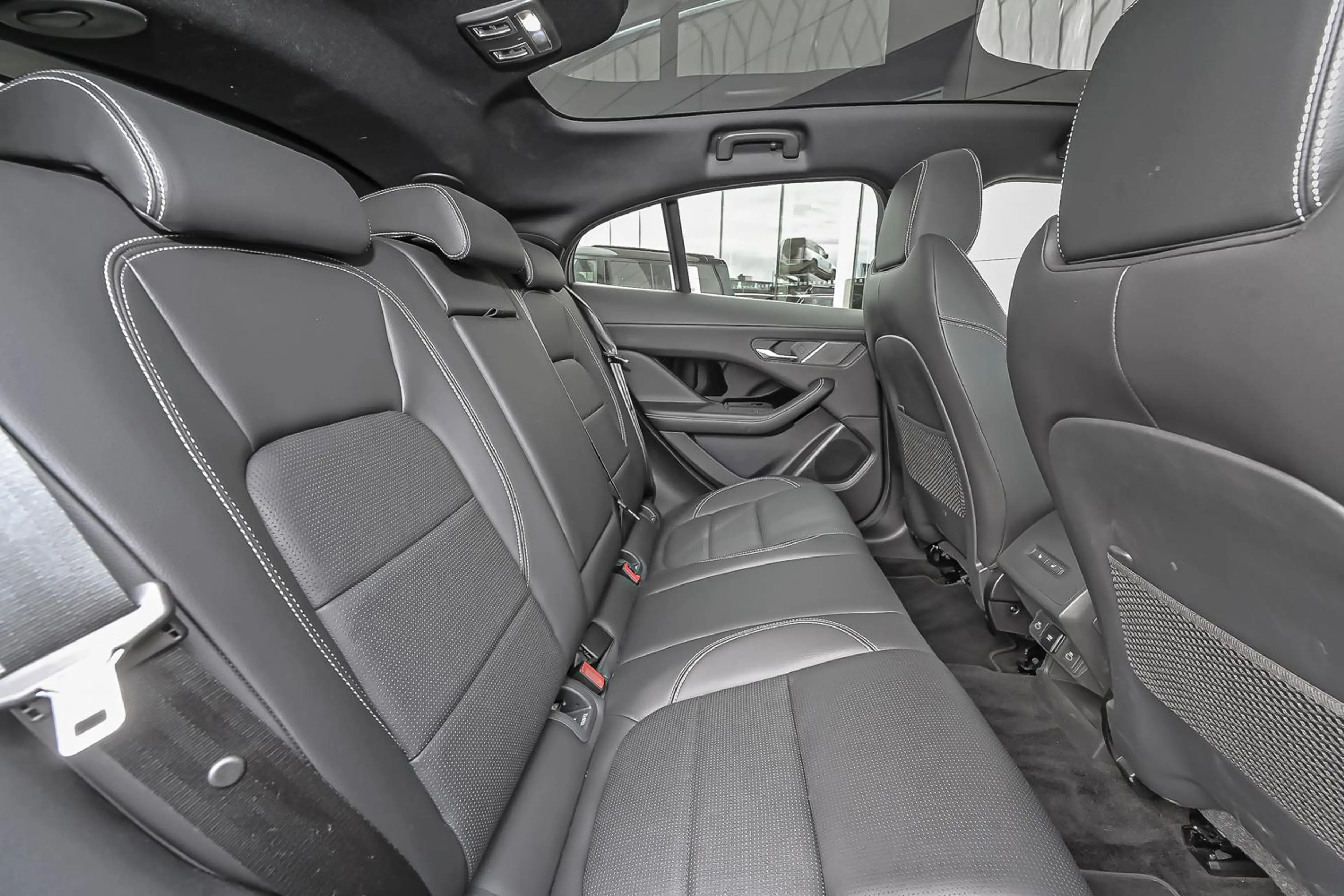 Jaguar I-Pace EV400 R-Dynamic SE AWD — photo 4