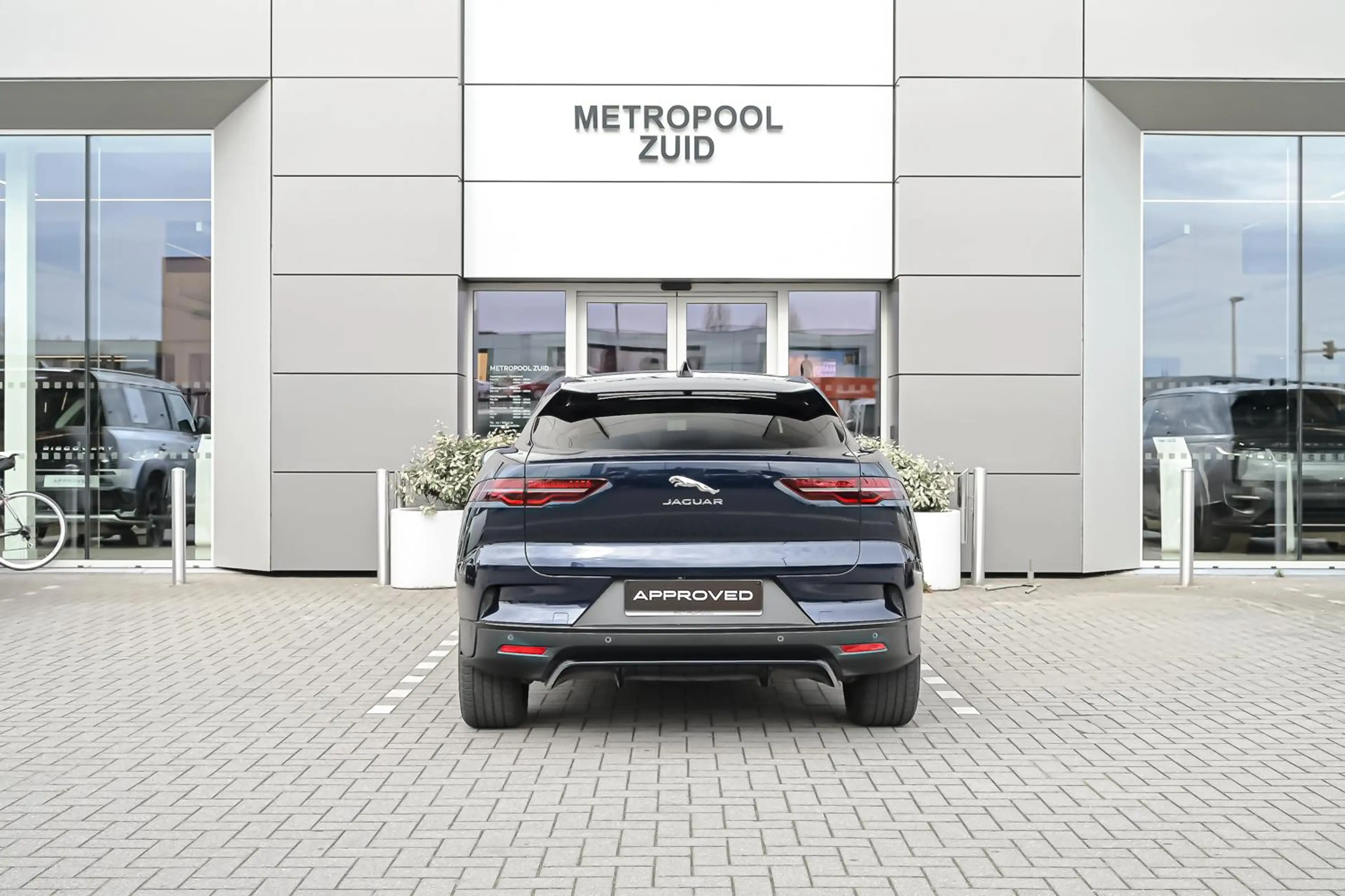 Jaguar I-Pace EV400 R-Dynamic SE AWD — photo 6