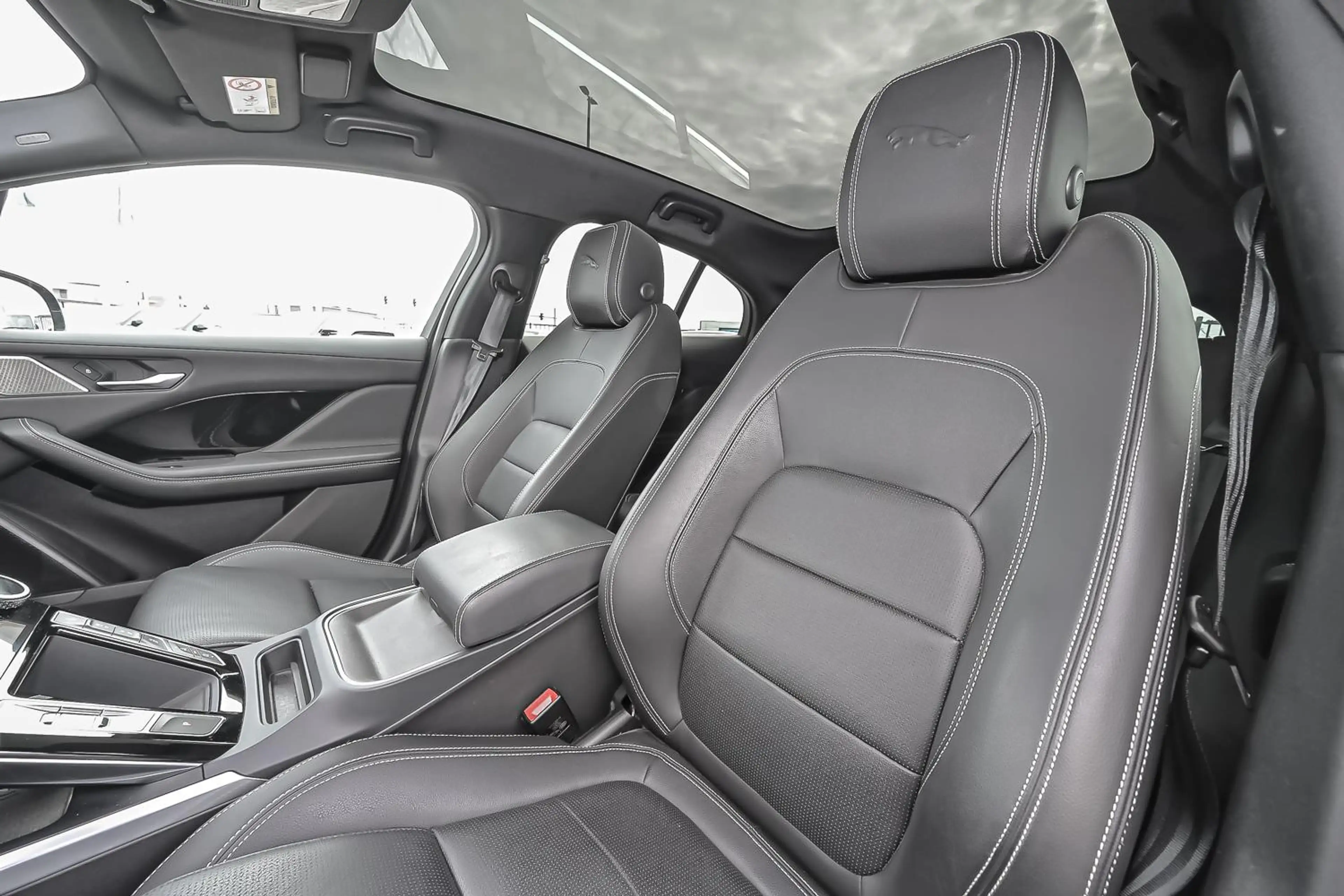 Jaguar I-Pace EV400 R-Dynamic SE AWD — photo 3