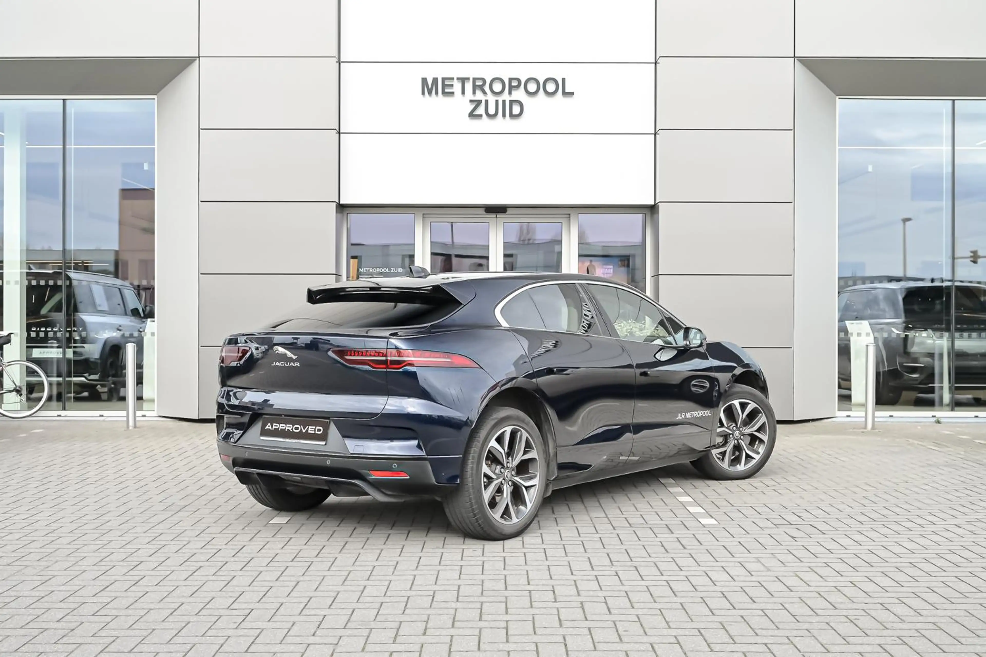 Jaguar I-Pace EV400 R-Dynamic SE AWD — photo 2