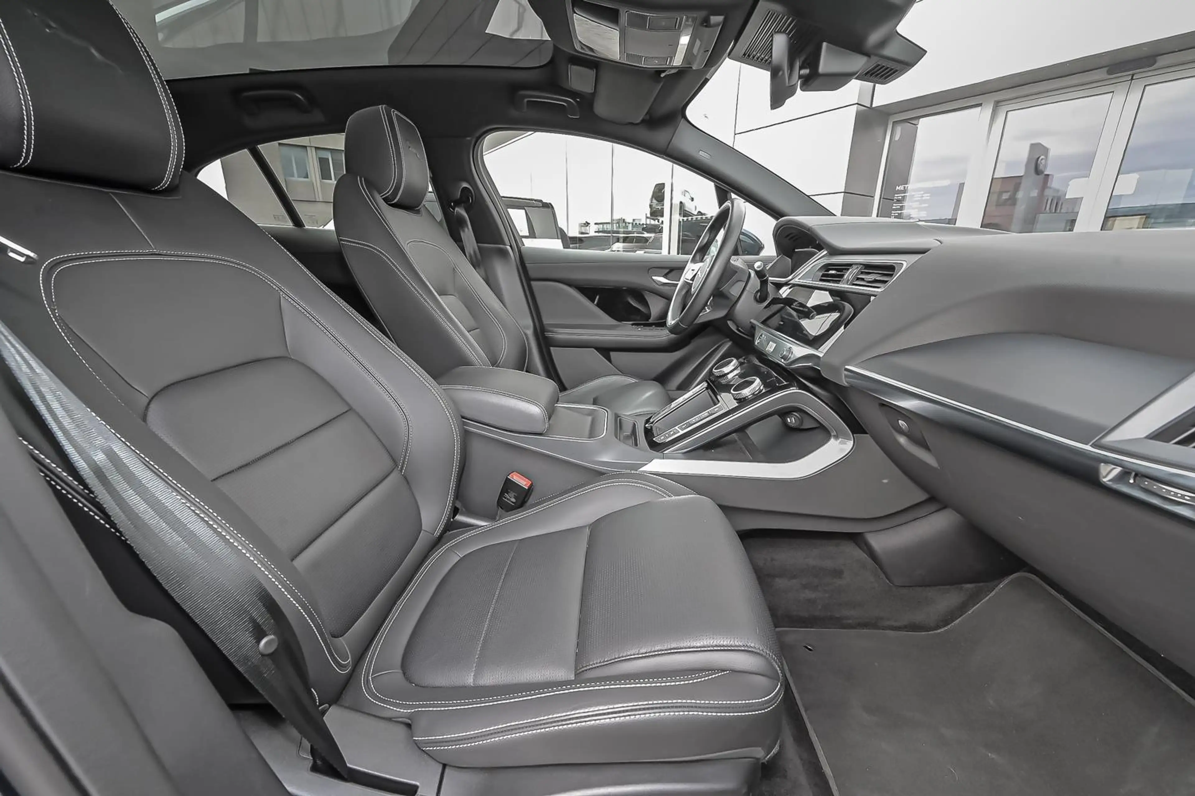 Jaguar I-Pace EV400 R-Dynamic SE AWD — photo 10