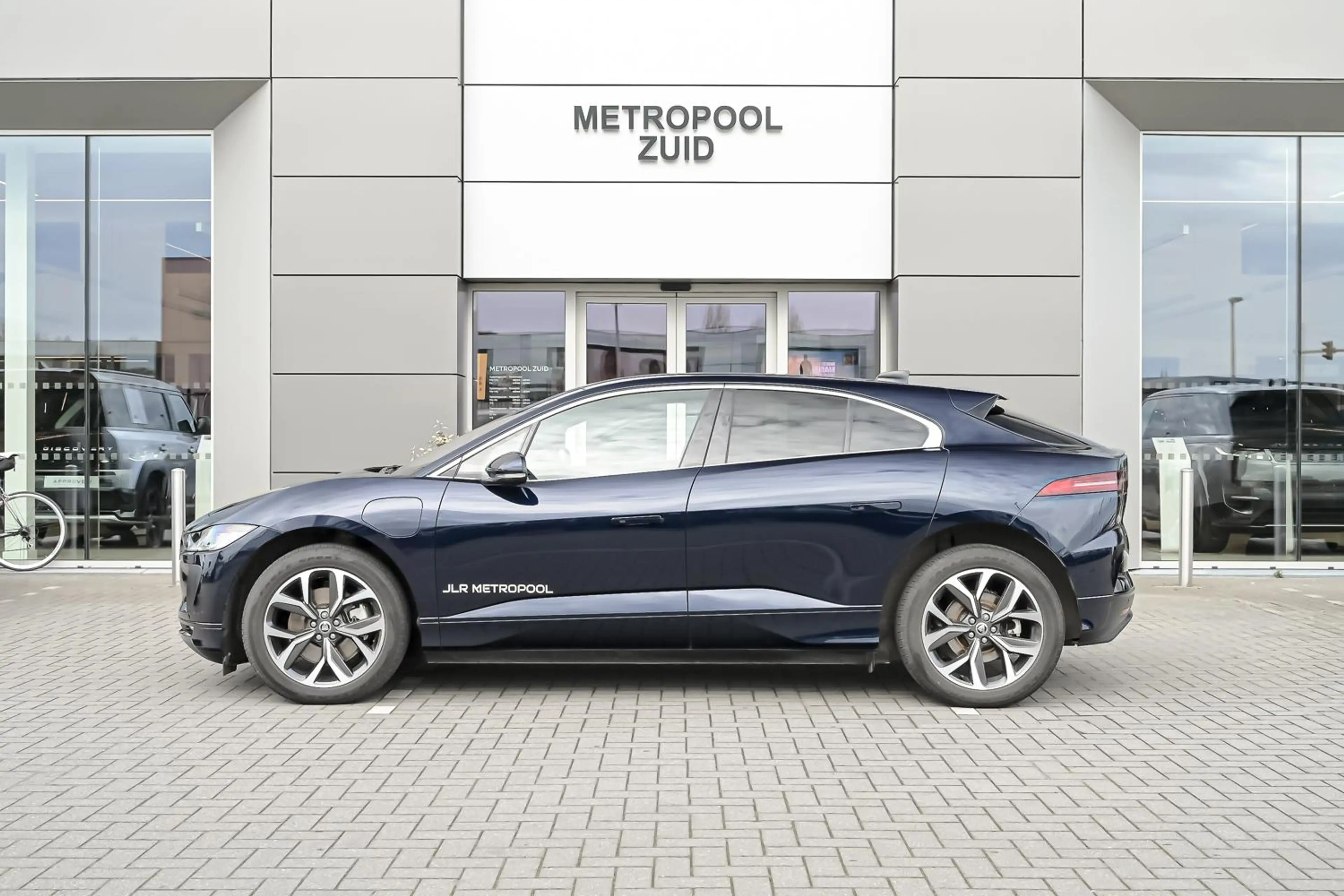 Jaguar I-Pace EV400 R-Dynamic SE AWD — photo 7