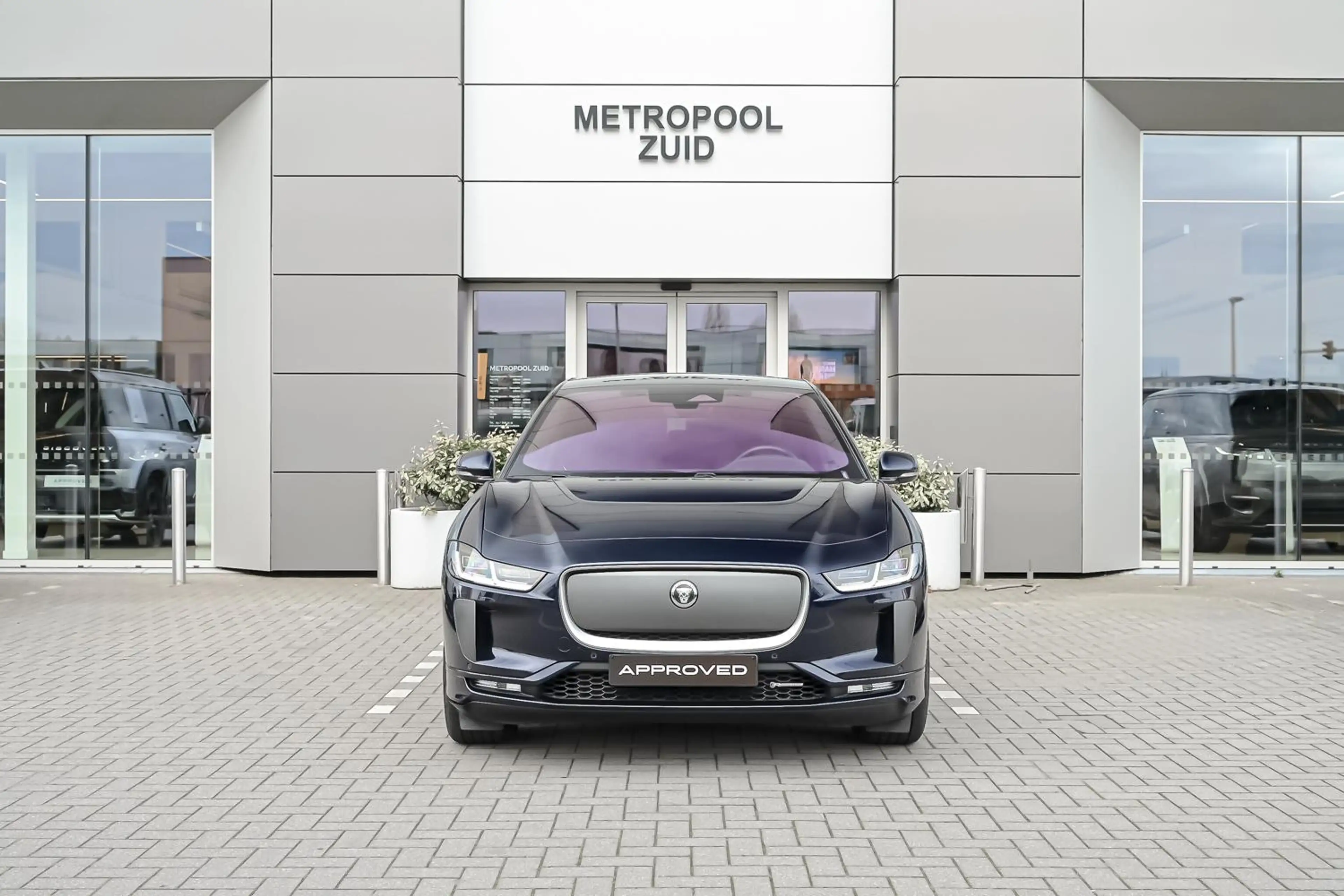 Jaguar I-Pace EV400 R-Dynamic SE AWD — photo 5