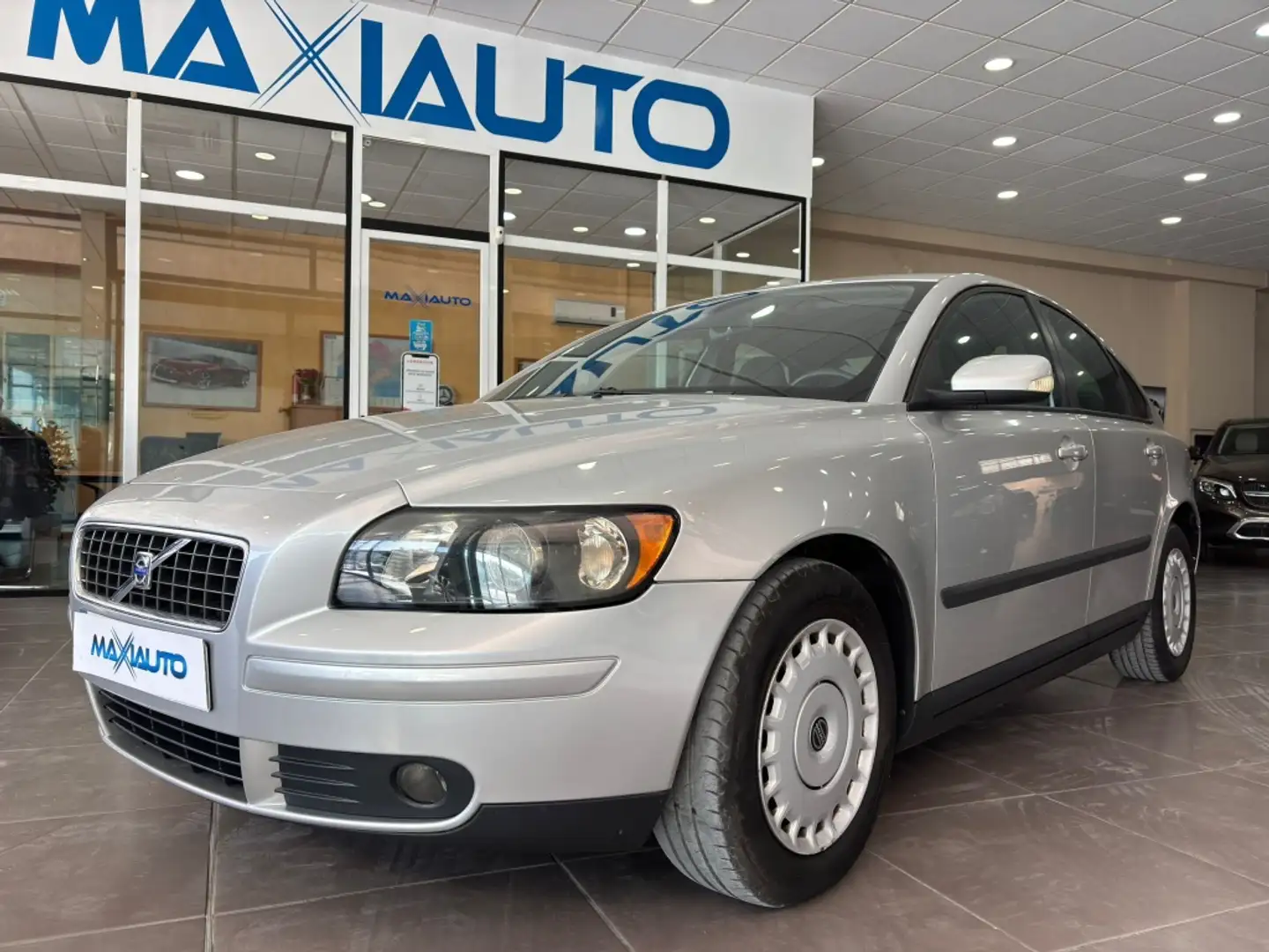 Volvo S40 1.6D Kinetic Plateado - 1