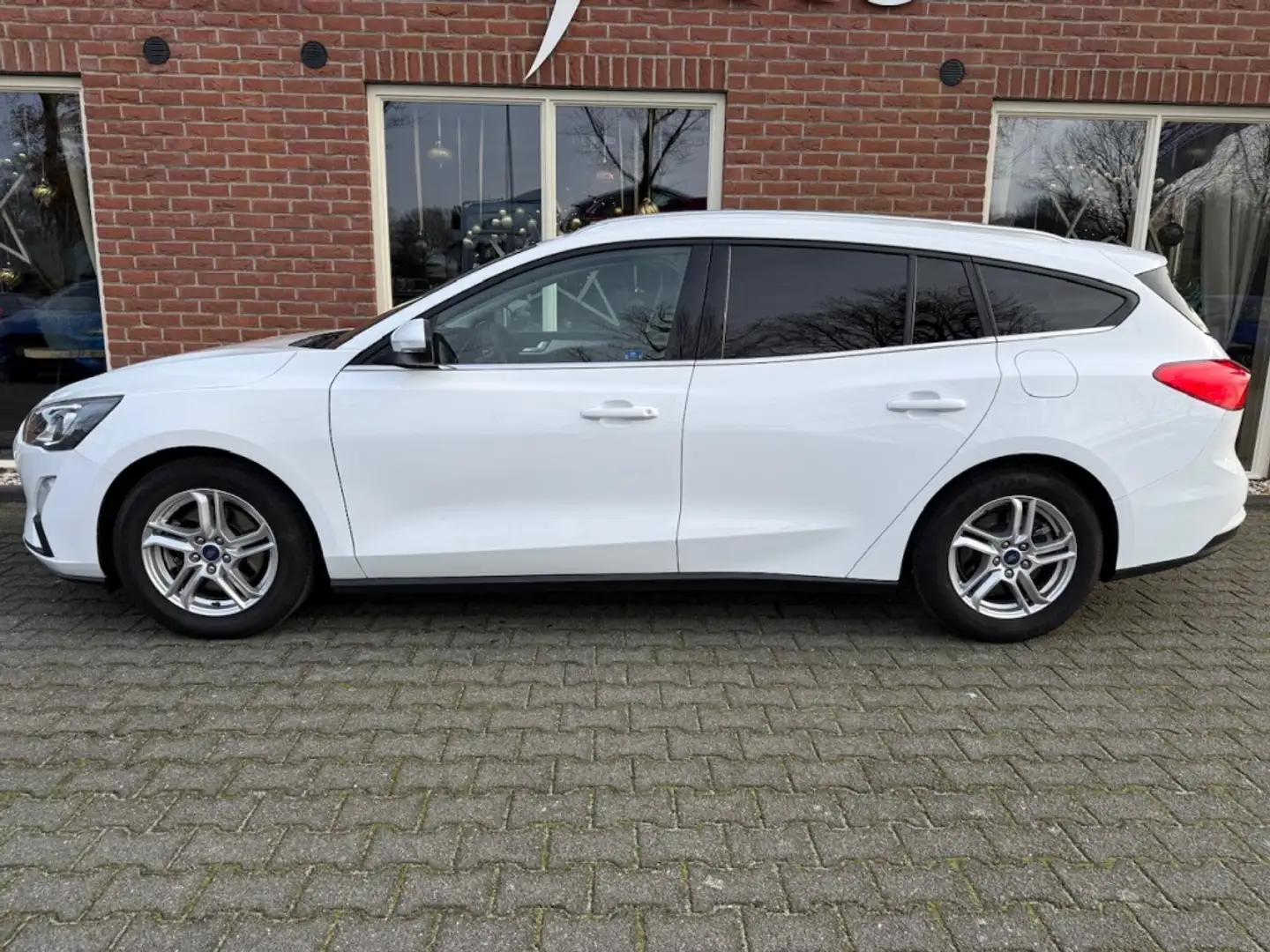 Ford Focus Wagon 1.0 EcoB. Tr Ed. bns TREKHAAK / CARPLAY / AN Weiß - 2