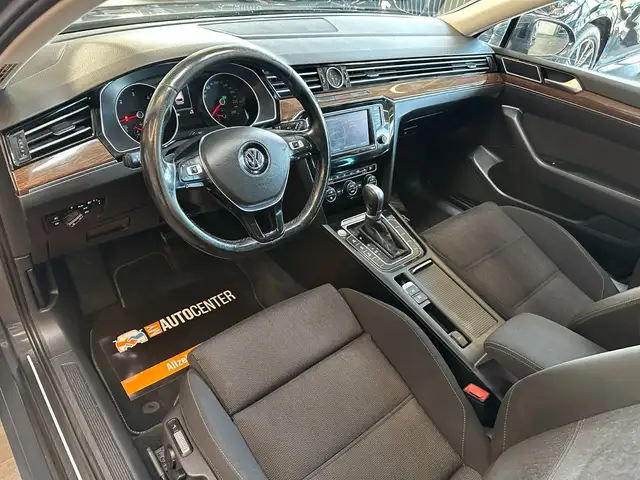 Volkswagen Passat view 8