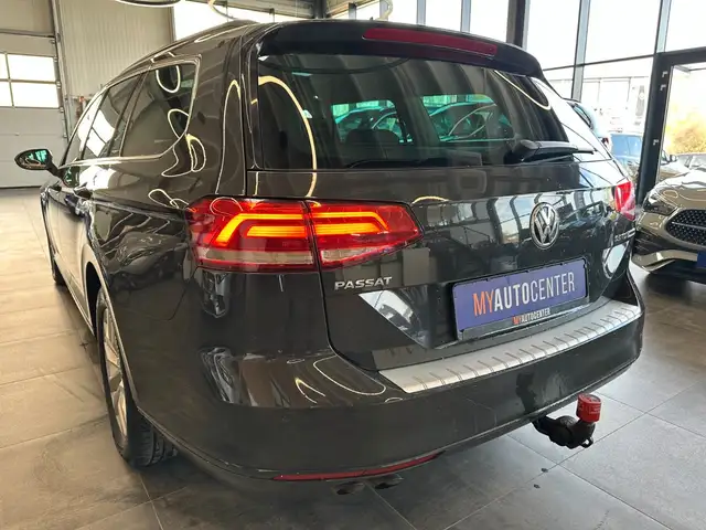 Volkswagen Passat view 5