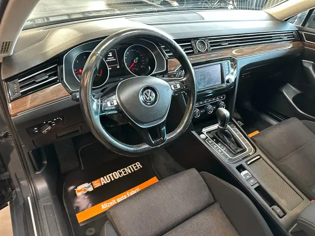 Volkswagen Passat view 6