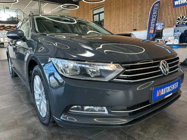 Volkswagen Passat view 3