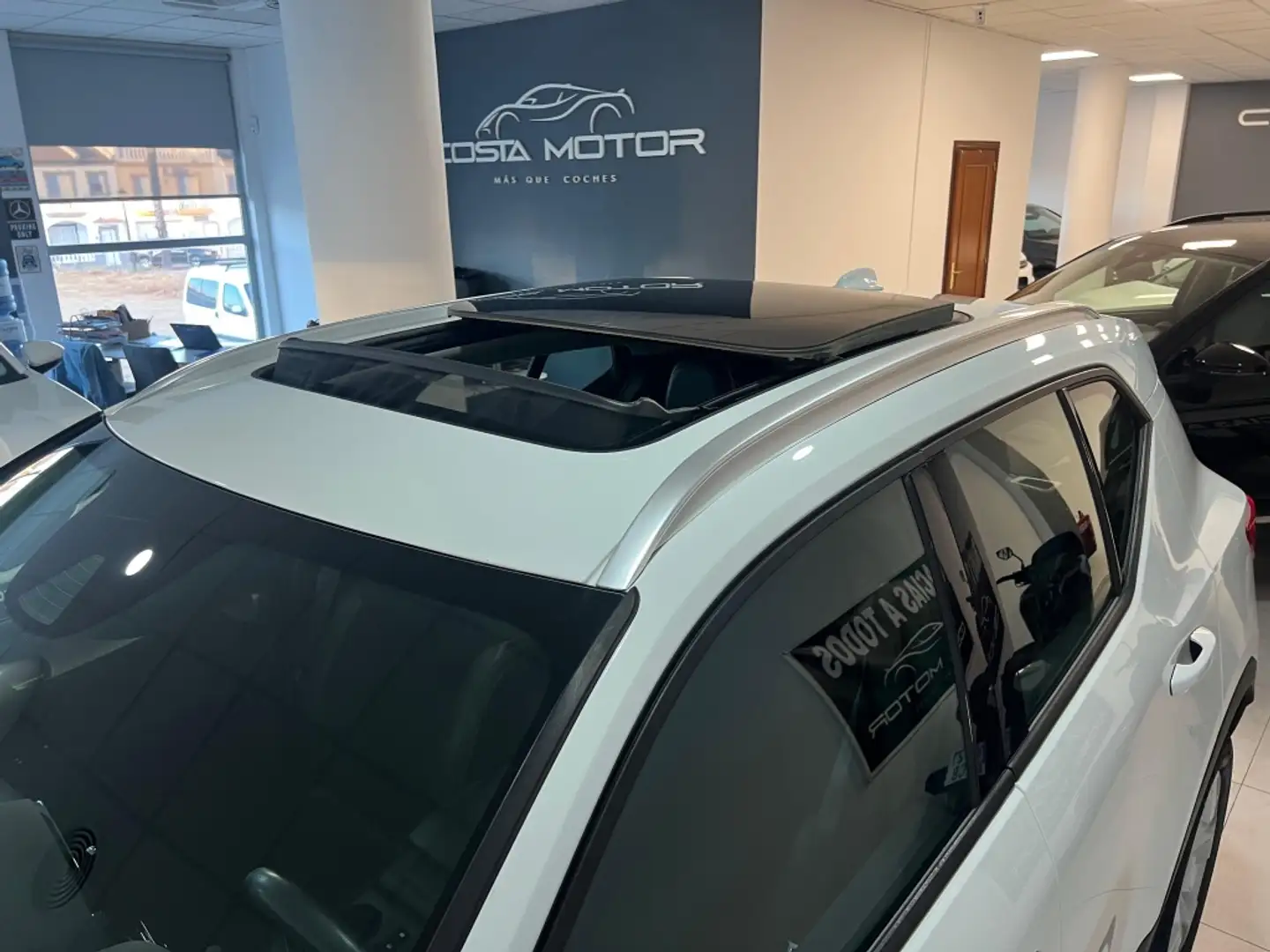 Volvo XC40 T3 Momentum Aut. Blanc - 2