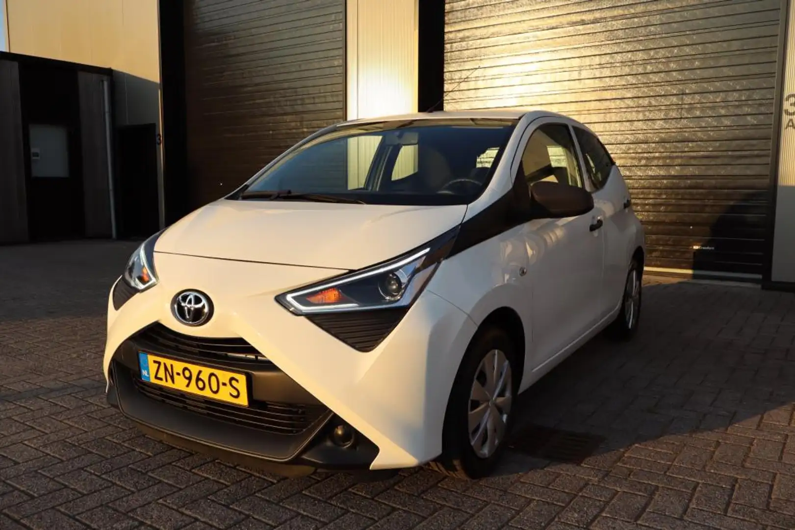 Toyota Aygo 1.0 VVT-i x-fun AIRCO / CRUISE / LED / 100% ONDERH Wit - 2